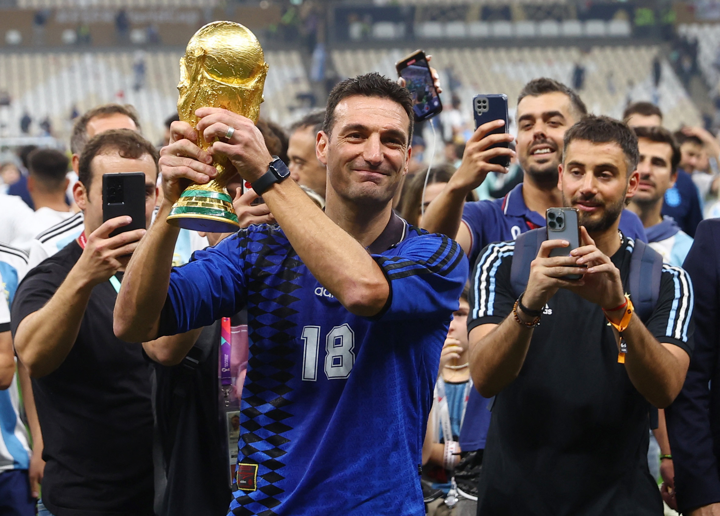 Lionel Scaloni con la Copa del Mundo entre sus manos. (Reuters)