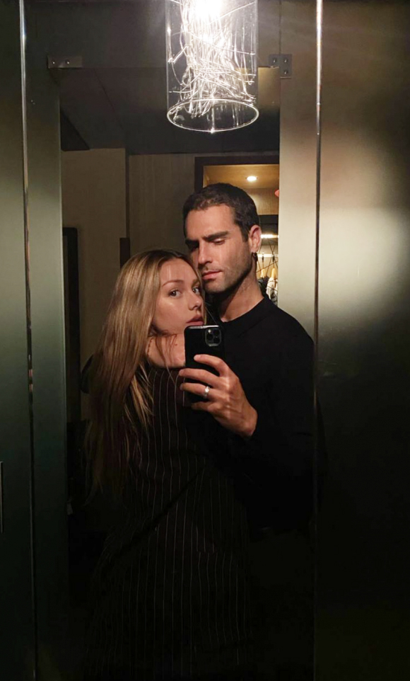 Nico Furtado y Ester Esposito se mostraron juntos en una romántica selfie frente al espejo