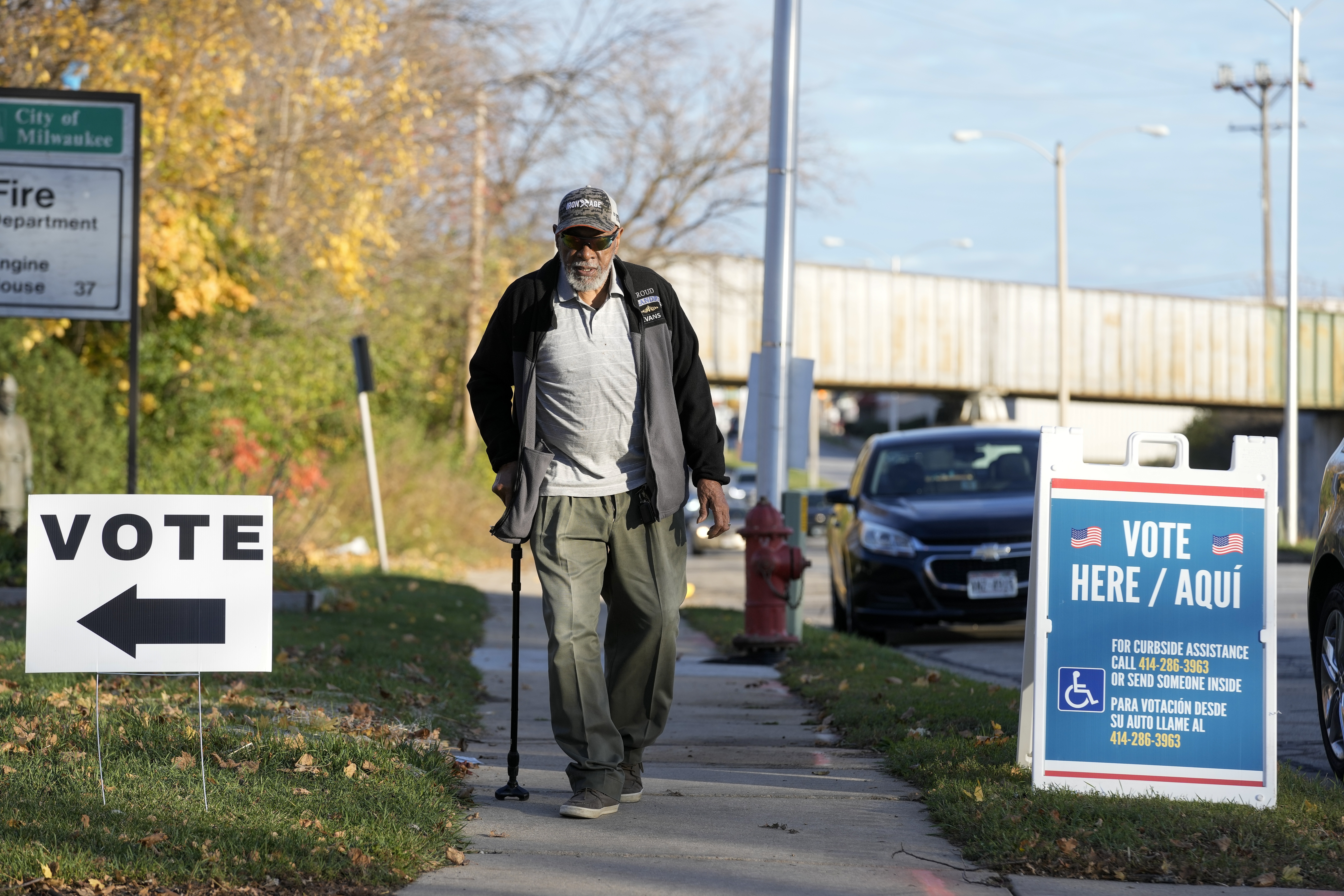 Un hombre camina hacia un centro de votación en en Milwaukee (AP)
