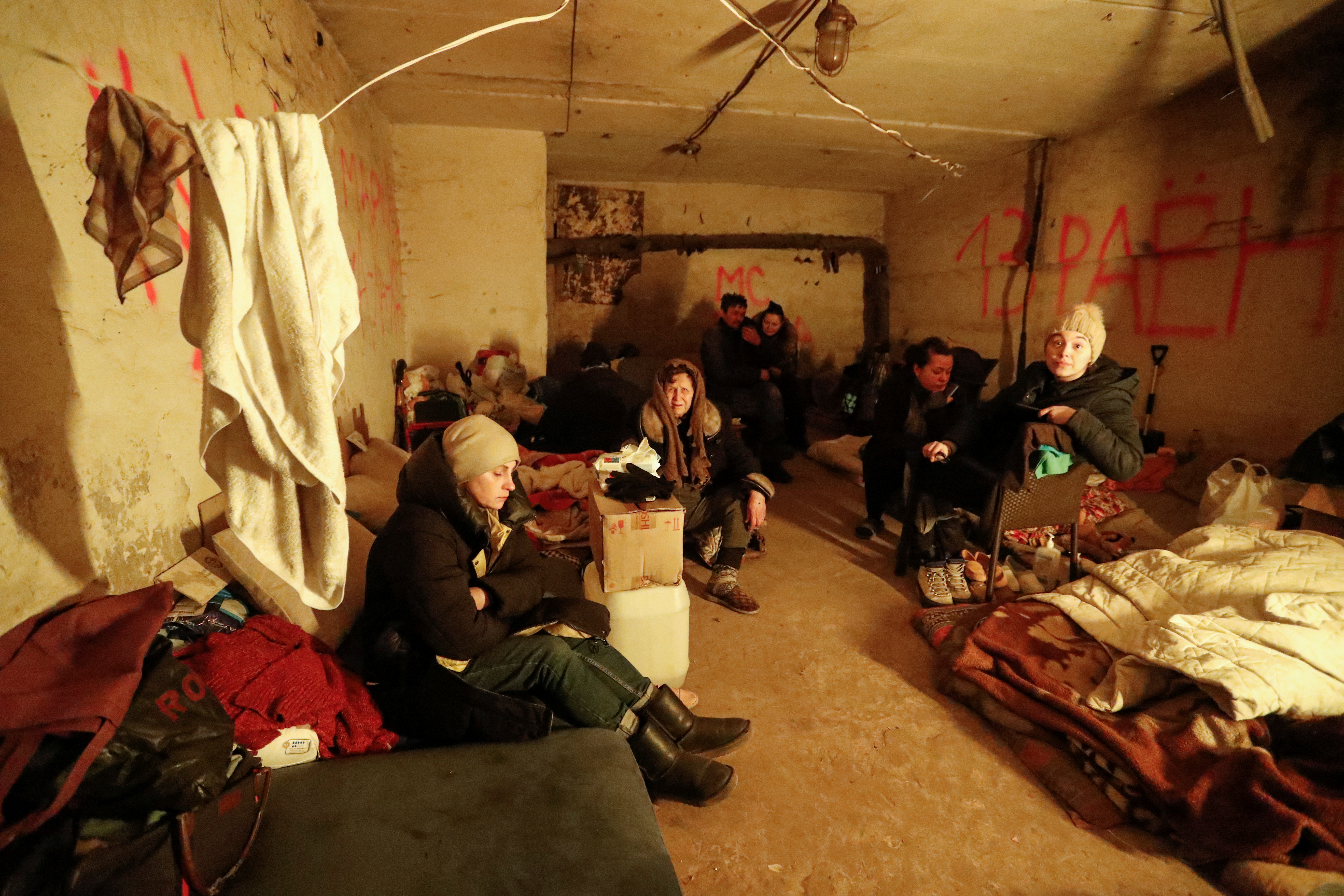 Los ciudadanos de Mariupol que no han salido de la ciudad se mantienen en refugios.