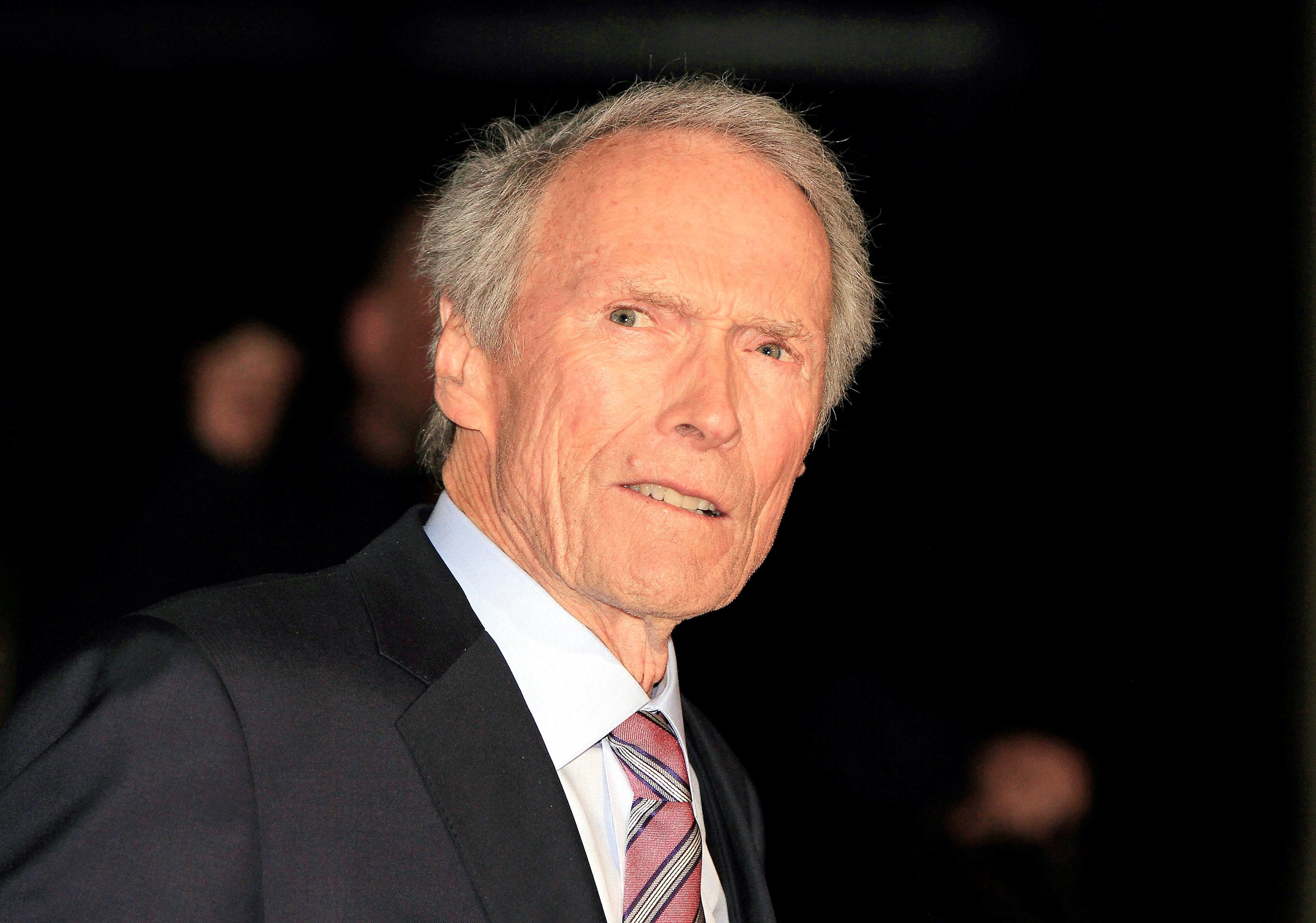 Sobrevivió a un accidente aéreo, fue alcalde de su ciudad y nunca fumó: la vida de Clint Eastwood, más allá de sus 112 películas