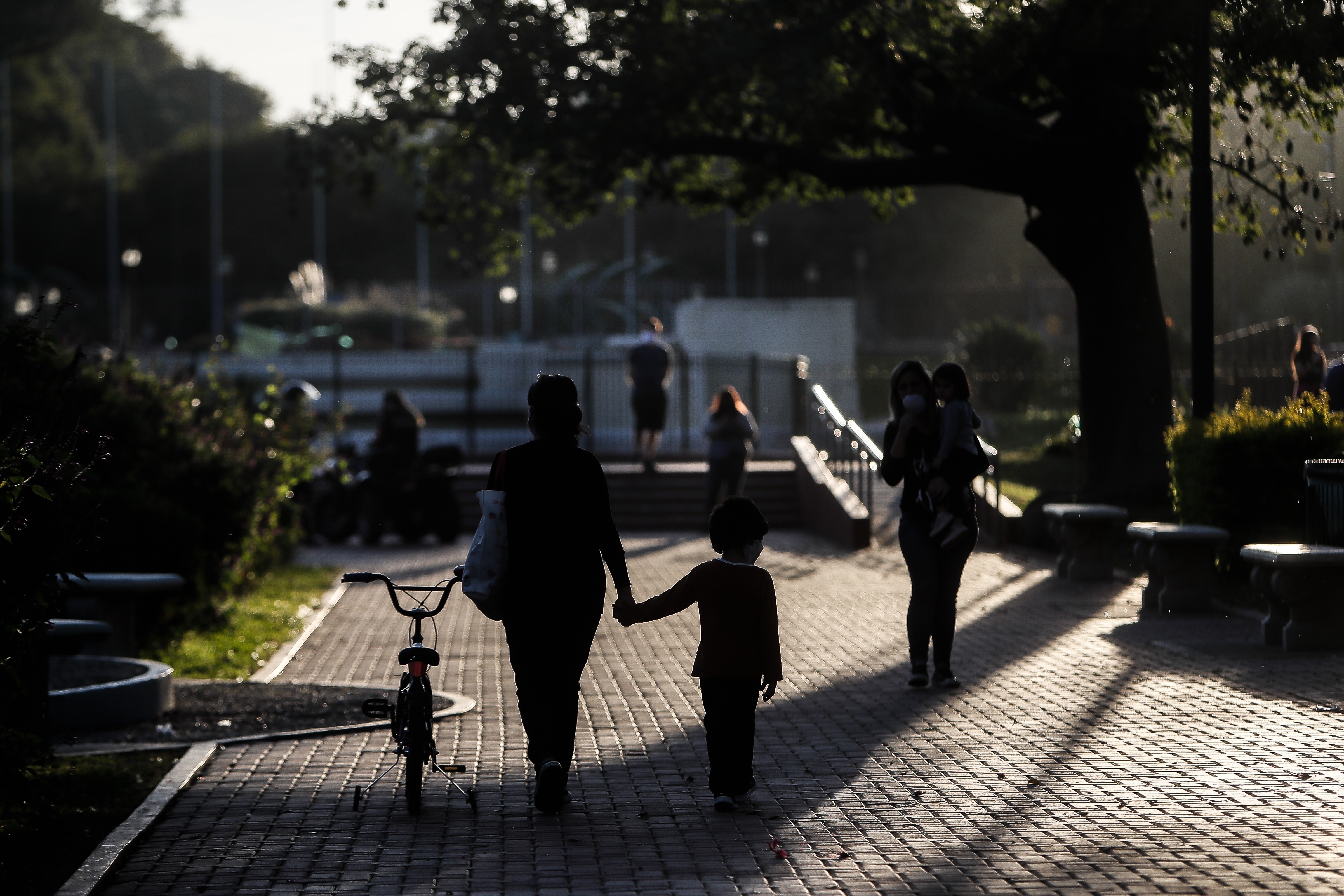 Una familia sale al parque este sábado, durante el primer día en el cual se permiten salidas recreativas para menores, en Buenos Aires (Argentina). EFE/ Juan Ignacio Roncoroni
