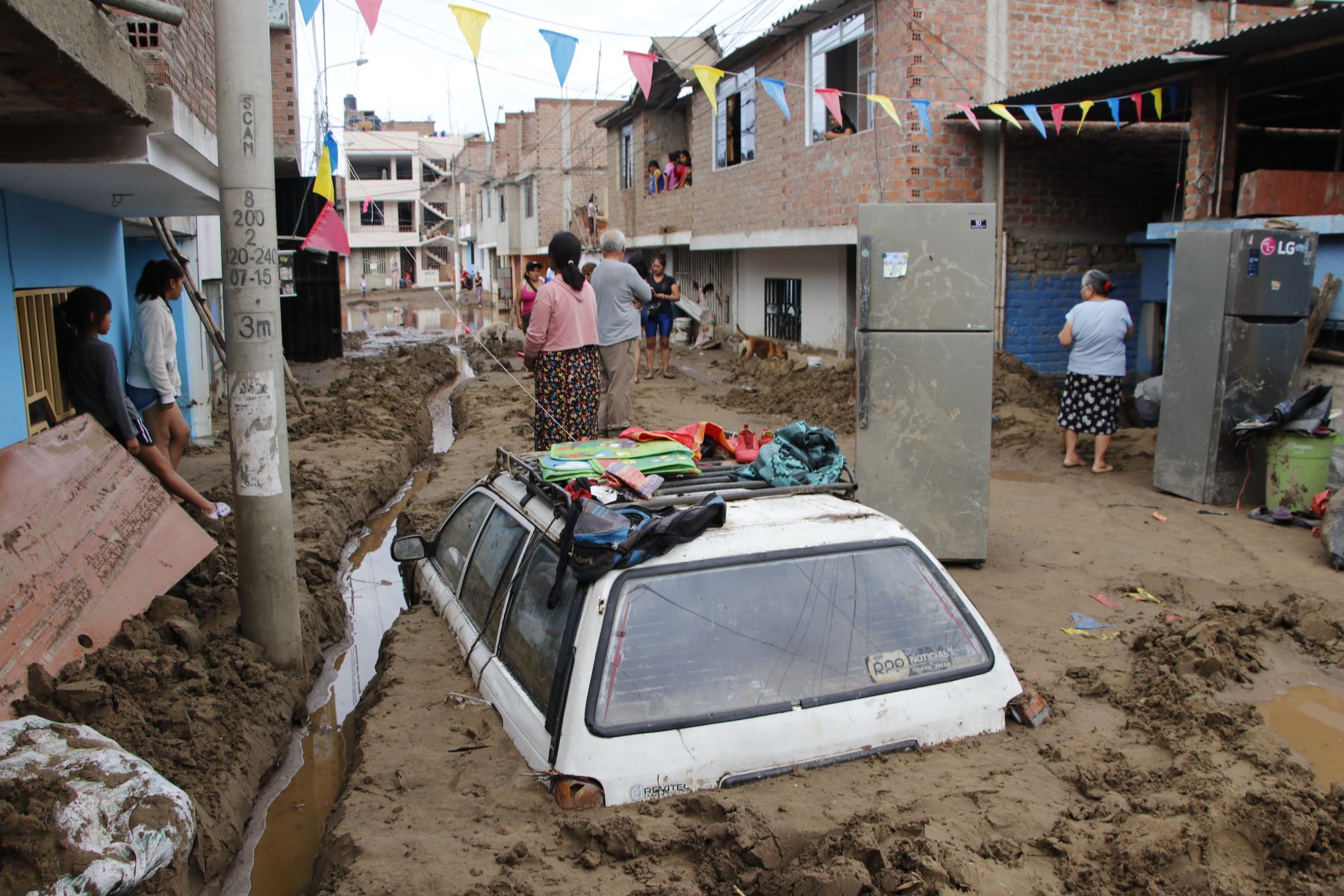 Miles de autos quedaron hundidos en el barro después del paso del ciclón Yaku. 