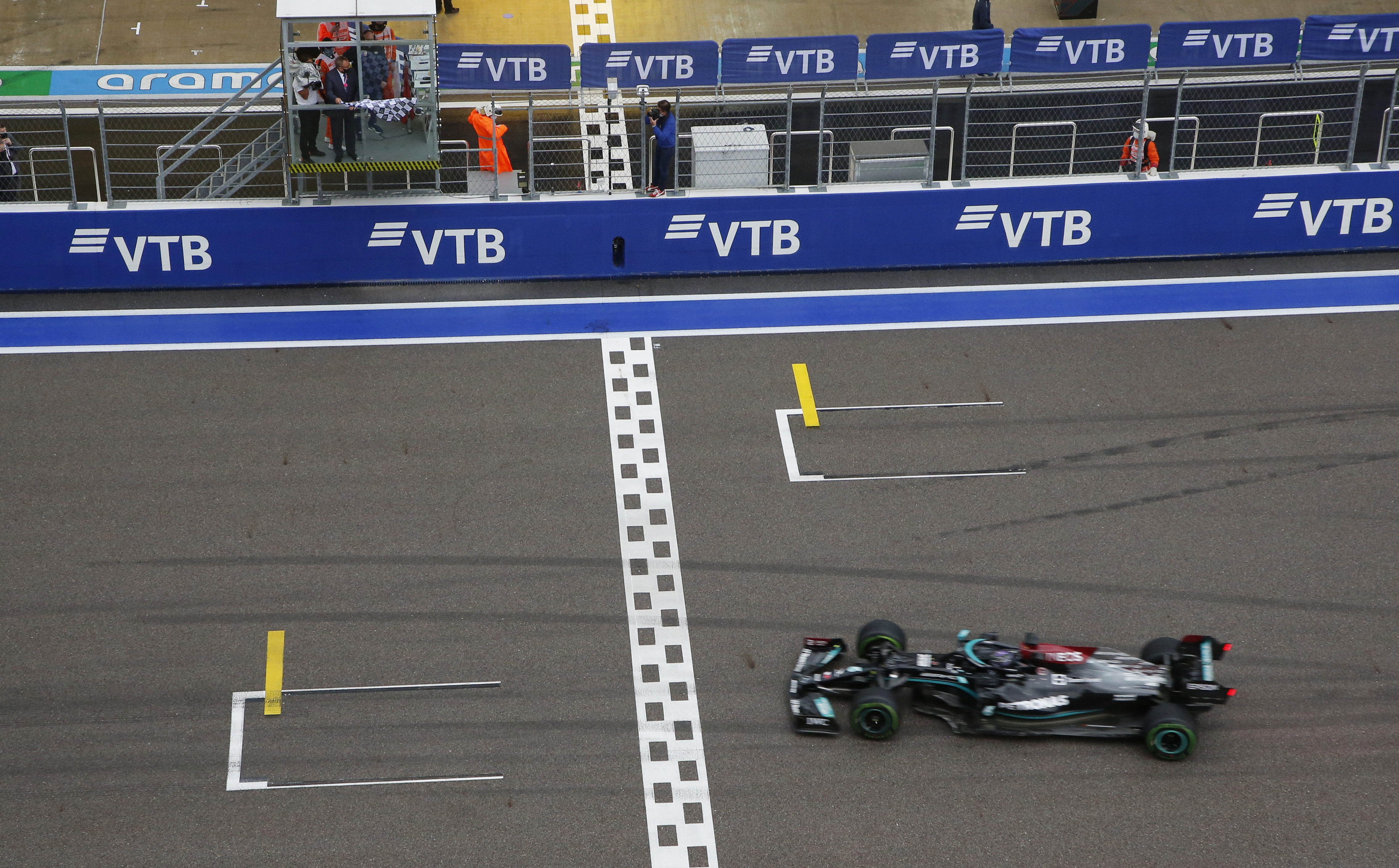 Hamilton cruzó primero la meta en el Circuito de Sochi (REUTERS/Anton Vaganov)
