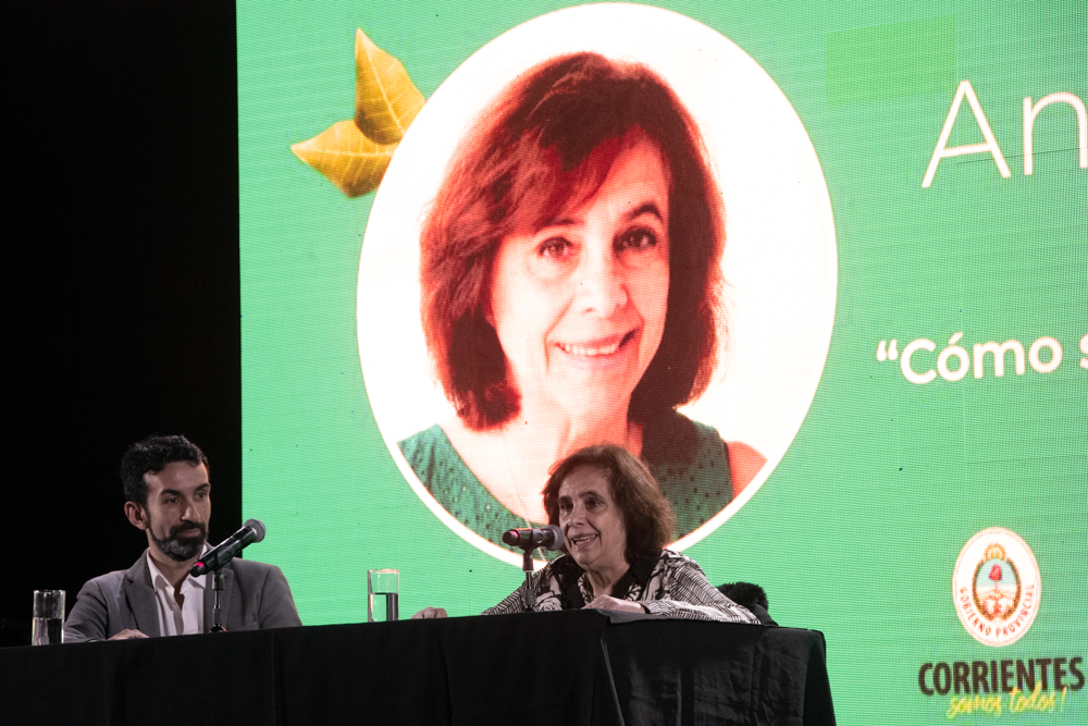 Ana María Shua con Ramón Blanco en la inauguración de la Feria del Libro de Corrientes.