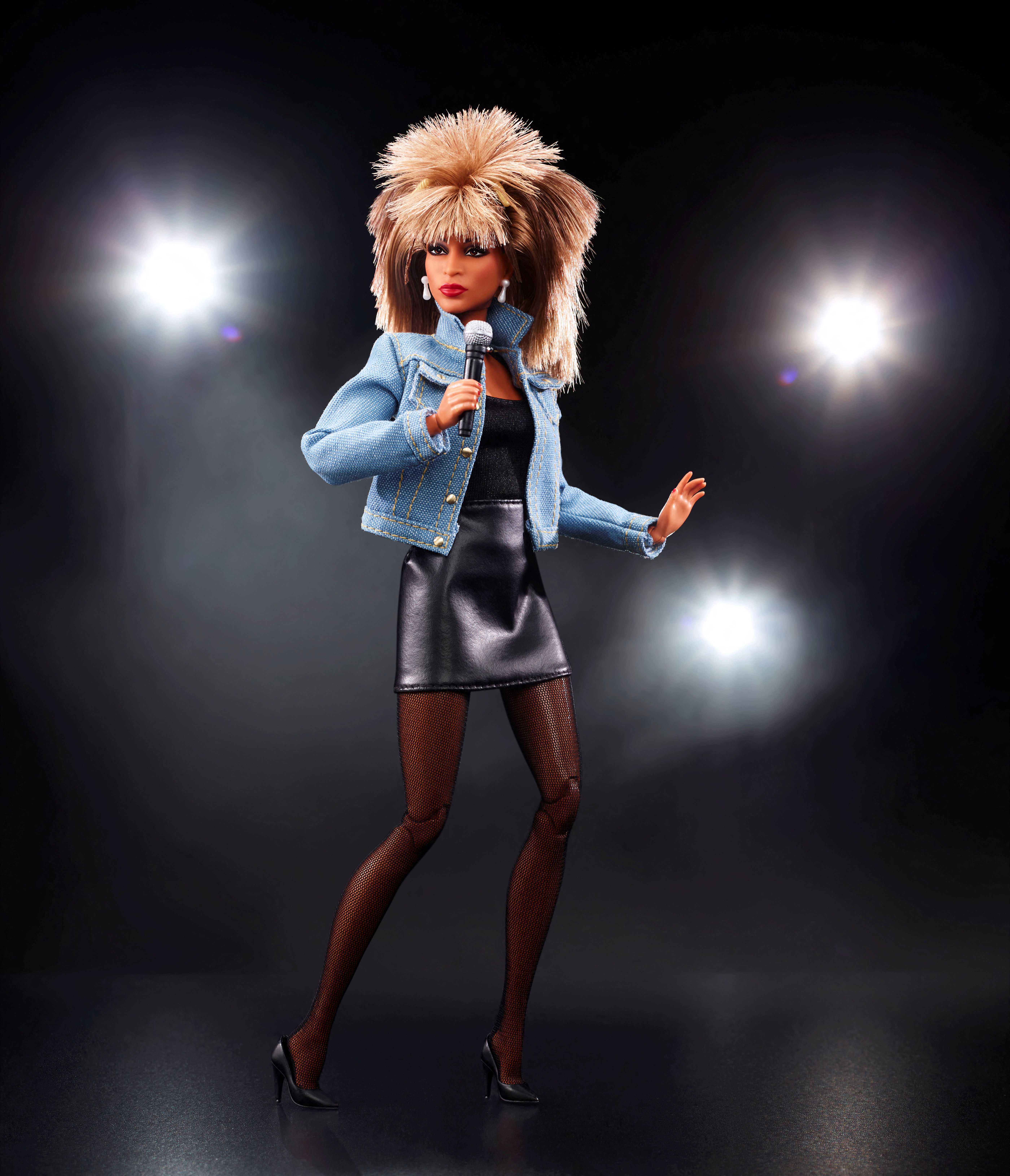 La imagen de Tina Turner en "What's Love Got To Do With It" fue tan emblemática que Mattel lanzó una Barbie inspirada en el conjunto que utilizó en el video musical

REUTERS