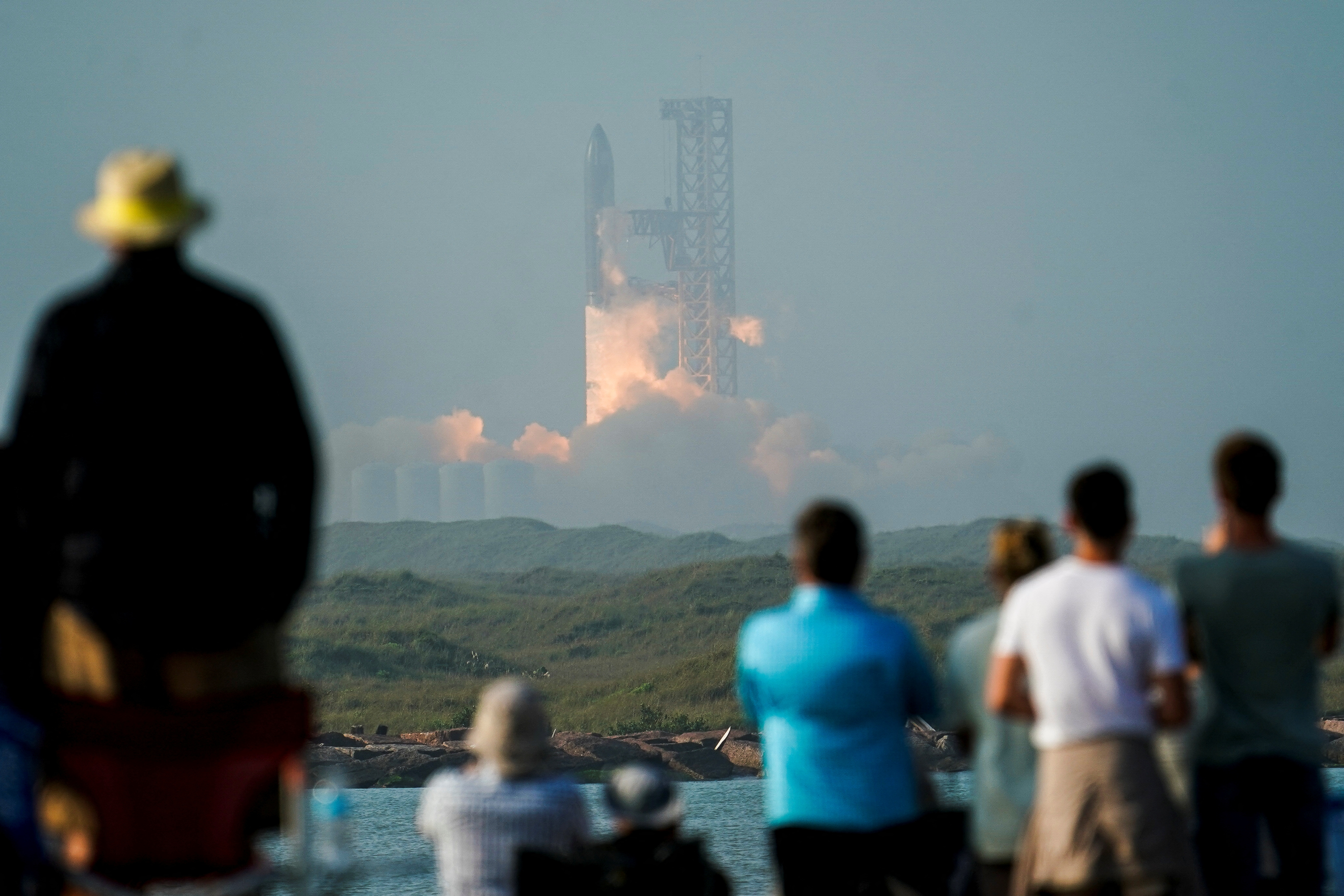 La nave espacial Starship de próxima generación de SpaceX sobre su poderoso cohete Super Heavy despega de la plataforma de lanzamiento Boca Chica de la compañía en un breve vuelo de prueba sin tripulación cerca de Brownsville, Texas, EE. UU. 20 de abril de 2023. REUTERS/Go Nakamura