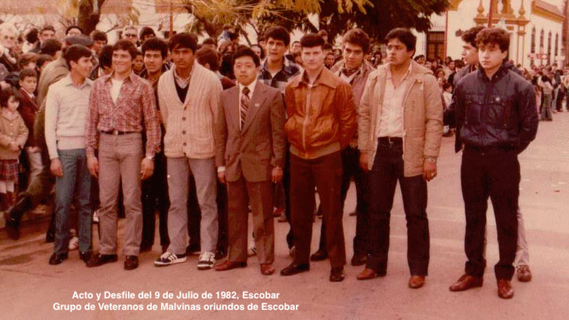 Desfile del 9 de julio de 1982 en Escobar, con sus compañeros veteranos de Malvinas. Matsumoto, el único de traje y corbata