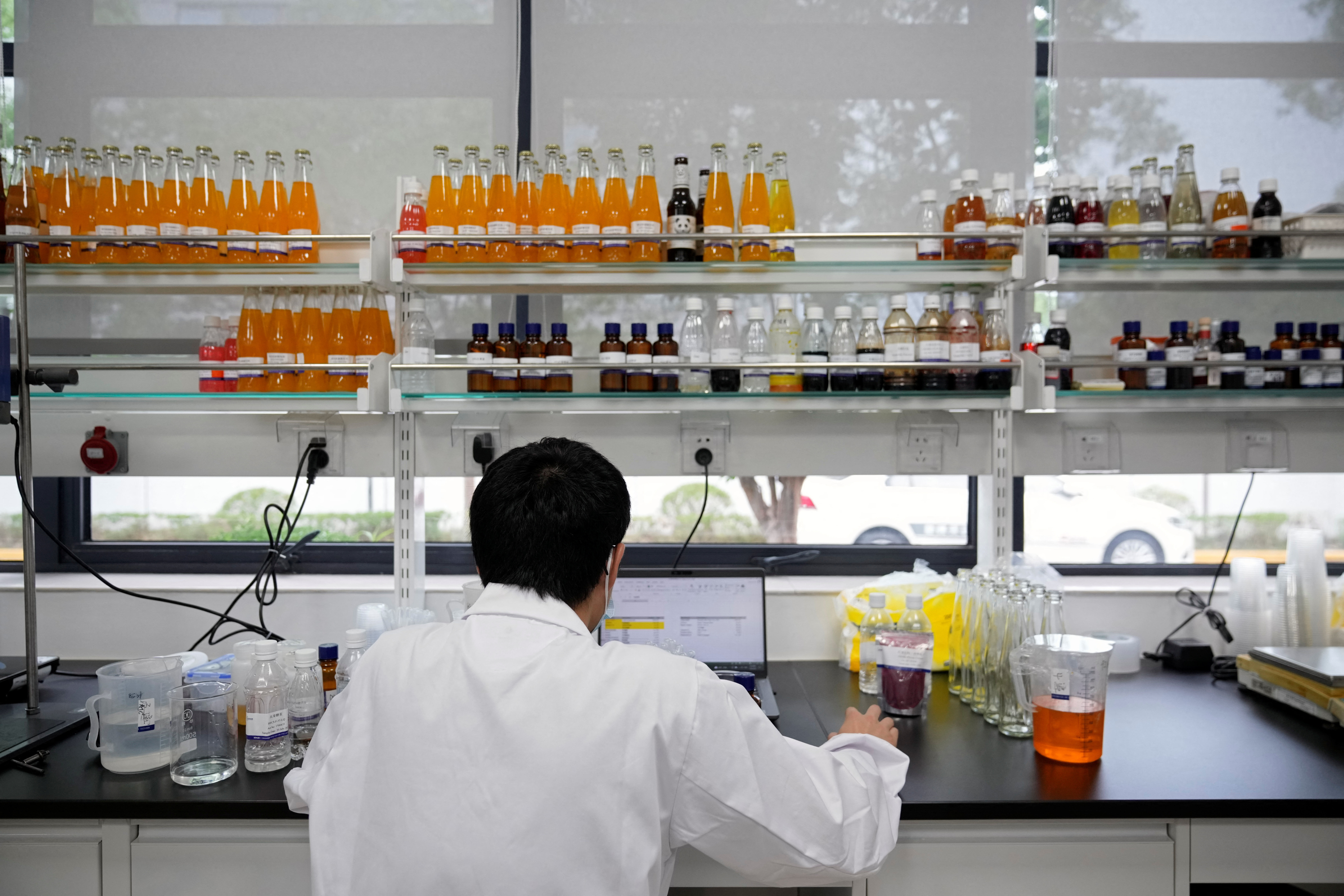 Un empleado trabaja en un laboratorio de investigación y desarrollo en Shanghái, China, el 21 de julio de 2022. (REUTERS/Aly Song)
