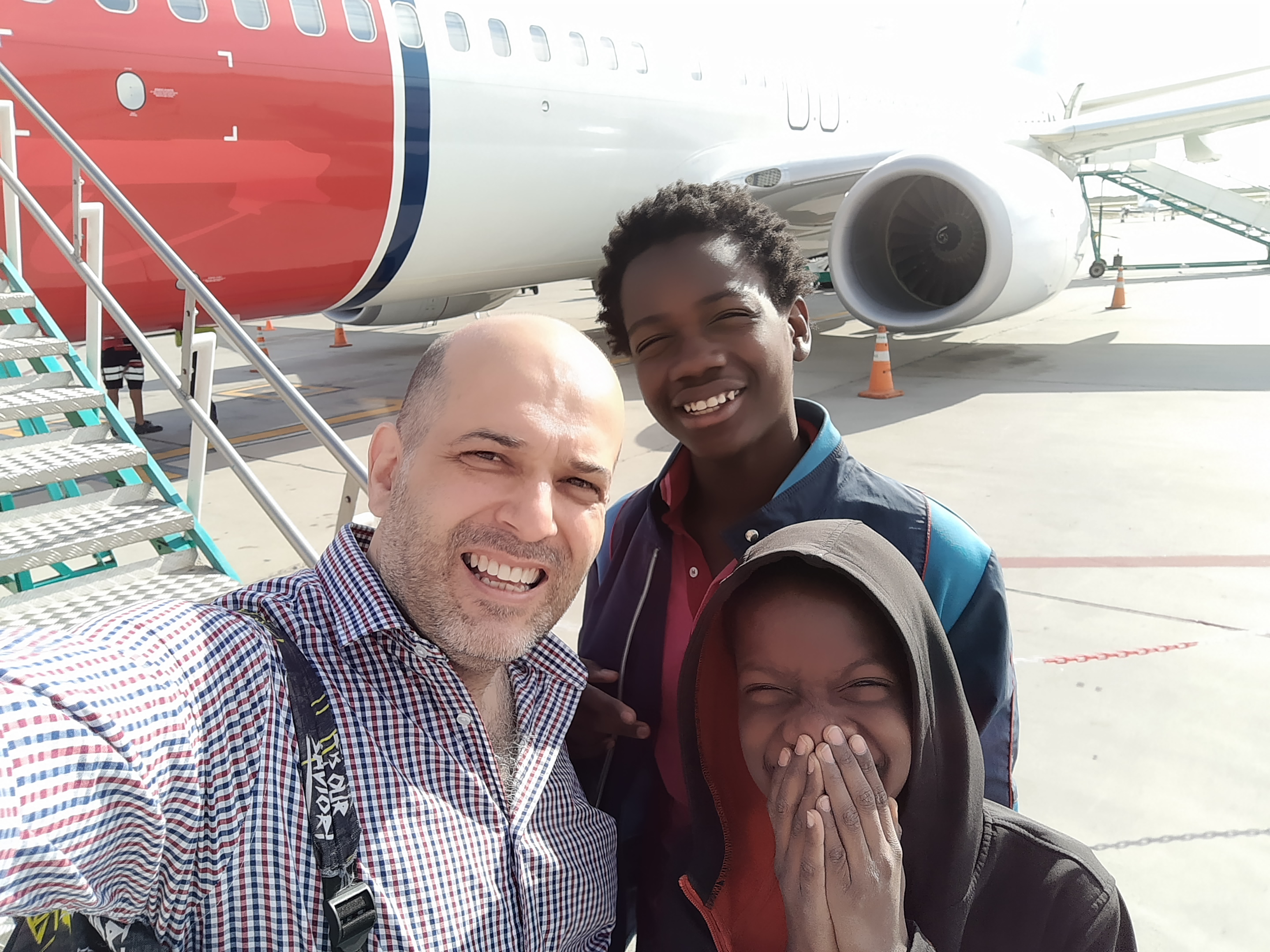 Hoy a los 52, Daniel se emociona con las fotos que retratan cada etapa de la adopción de los chicos Mackenson y Emmanuel. Fue el "mejor paso de su vida"