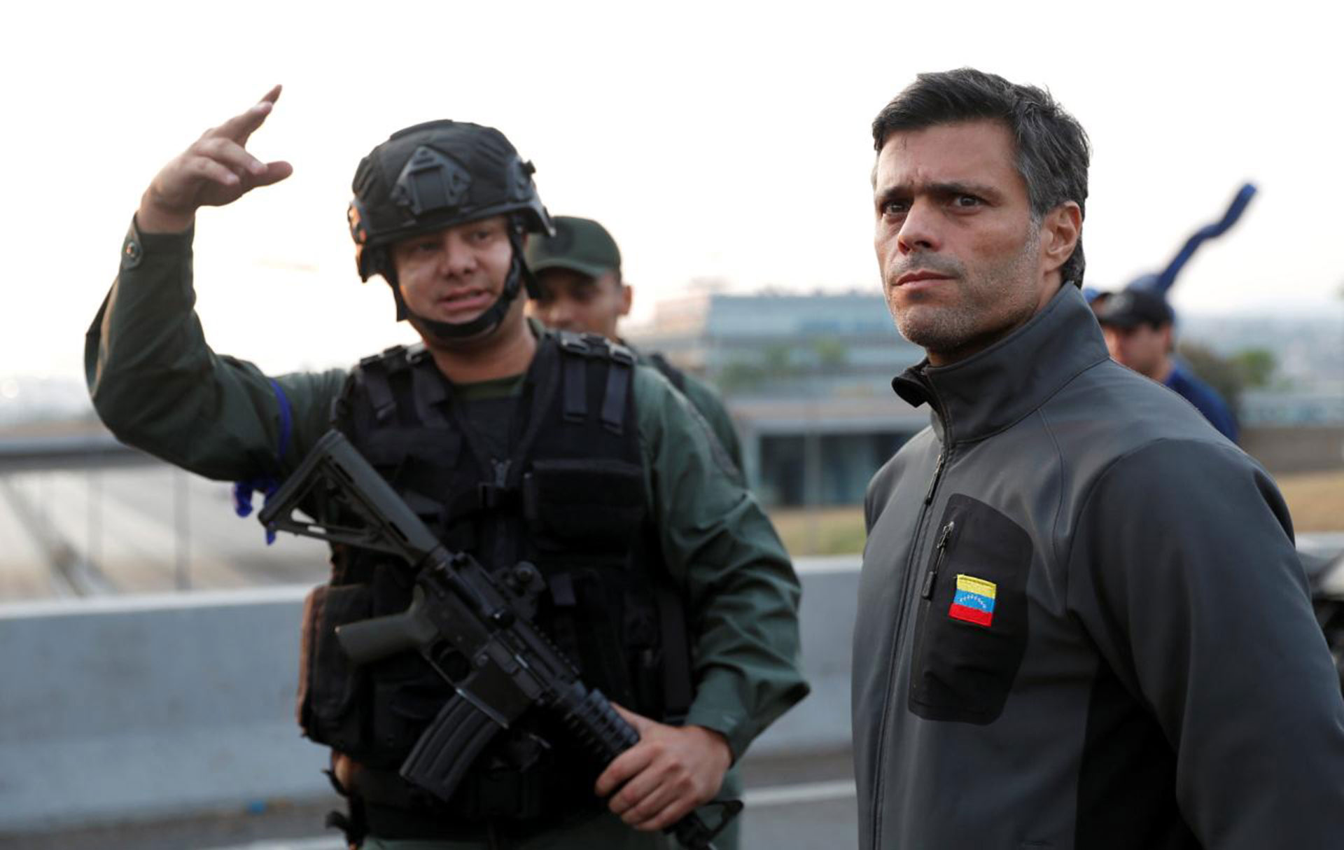 El capitán Sequea, durante el levantamiento del 30 de abril, posa junto a Leopoldo López, líder de Voluntad Popular