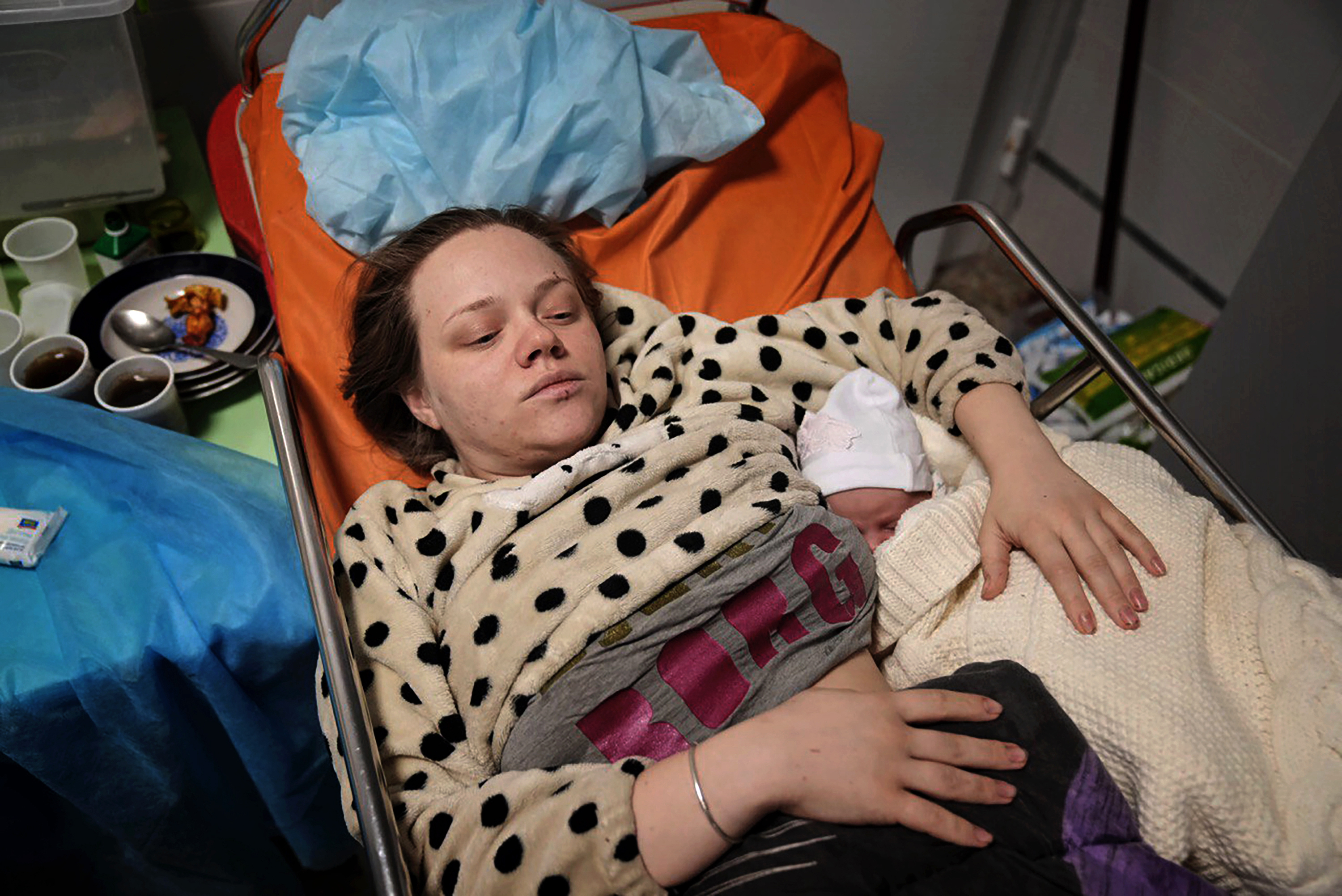 Mariana Vishegirskaya yace en una cama de hospital después de dar a luz a su hija Veronika el pasado viernes (AP Foto/Evgeniy Maloletka)