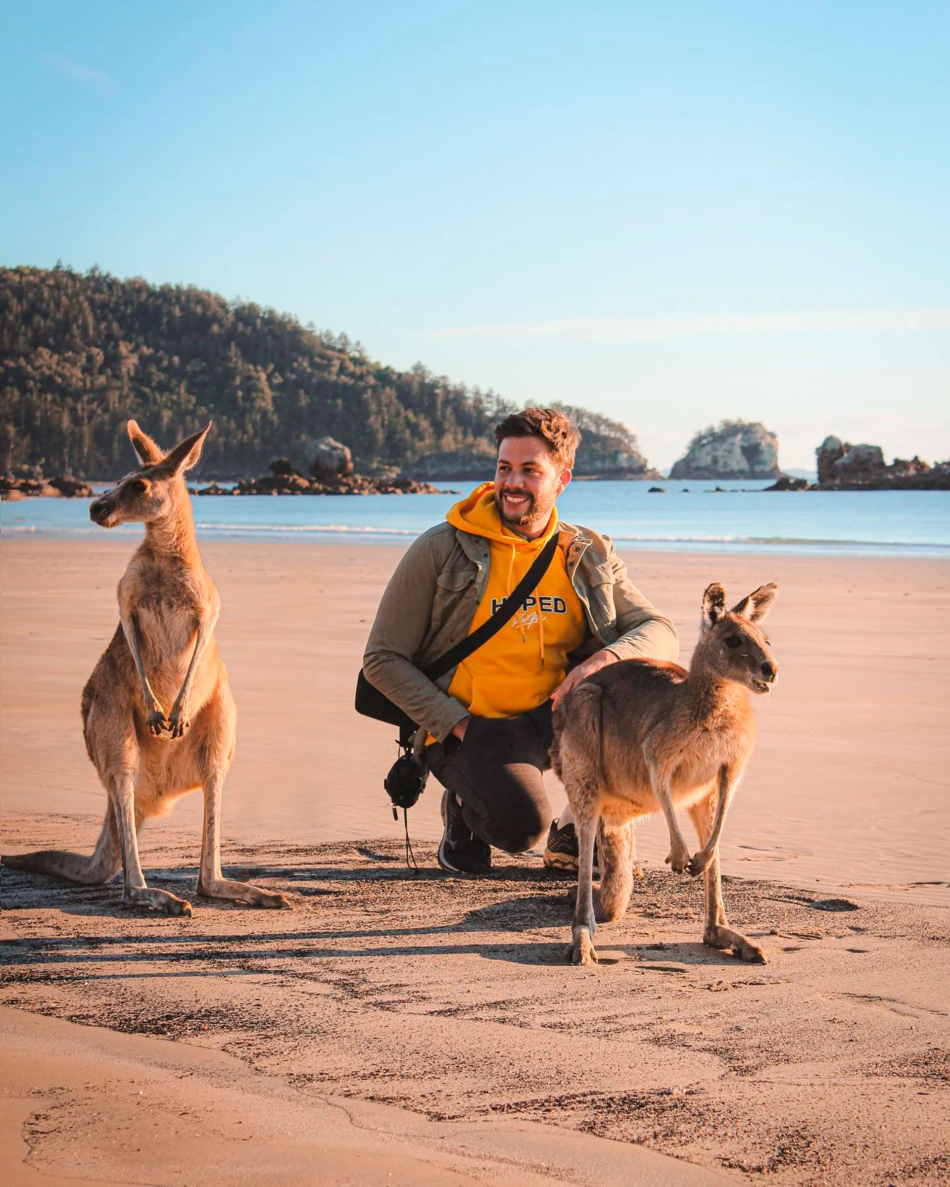 Fernando con canguros en Australia