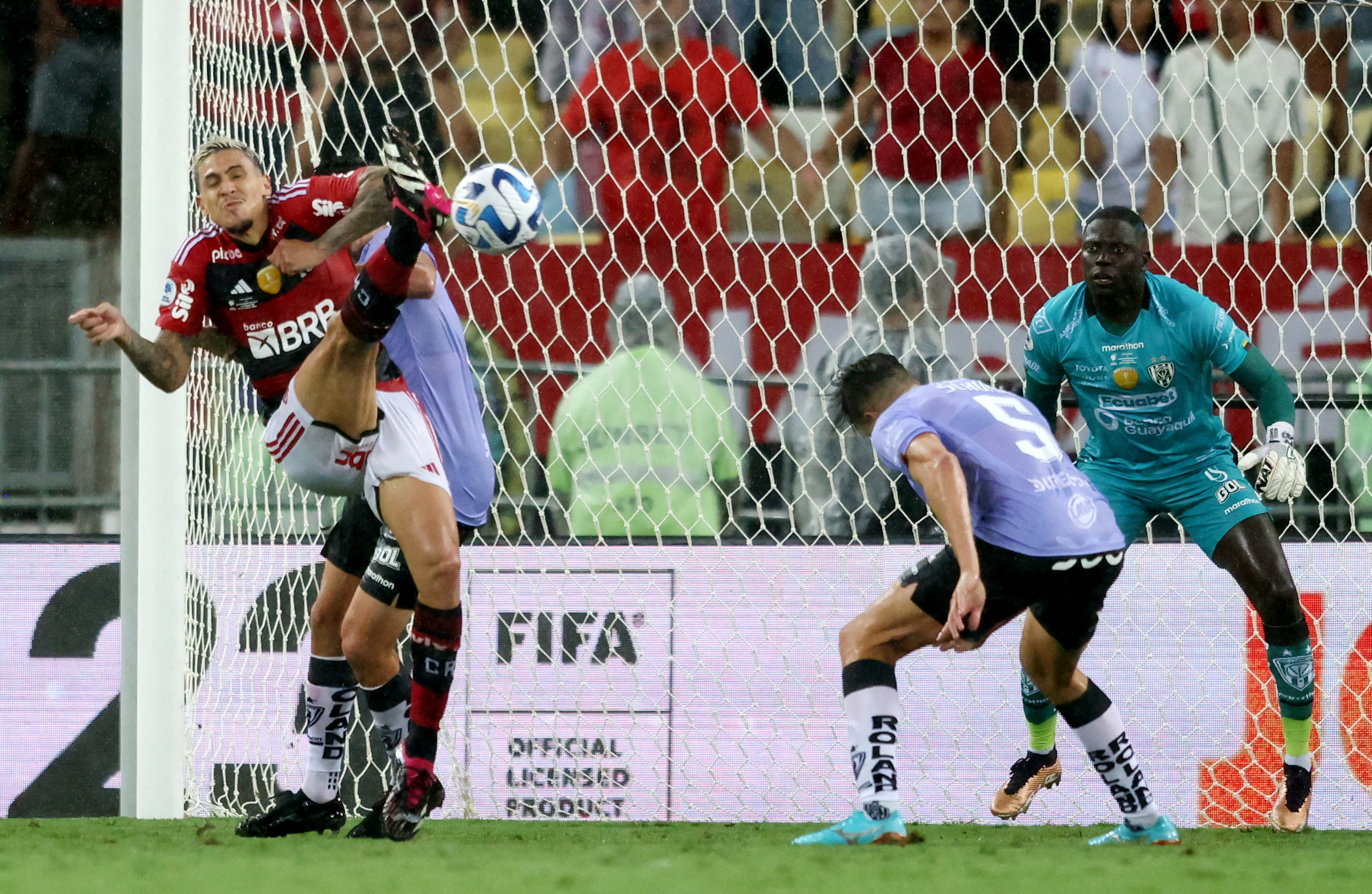 Flamengo buscó en el primer tiempo, pero no tuvo puntería. En la imagen Pedro, uno que tuvo una chance clara en los 45 minutos iniciales (REUTERS/Sergio Moraes)