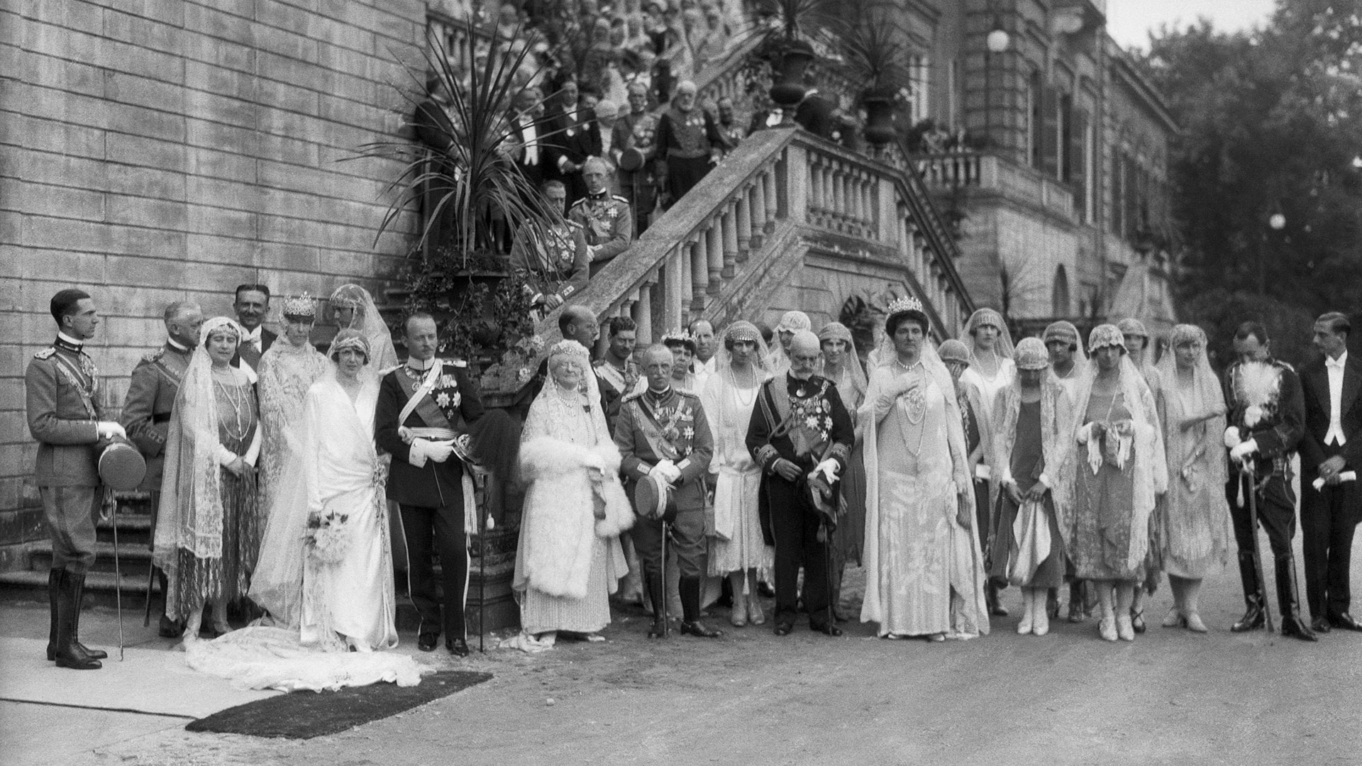 Toda la familia real de Italia en la boda de la princesa Mafalda de Saboya con el príncipe Felipe de Hesse en el Palacio Real de Racconigi el 10 de febrero de 1925 (Original Caption) 