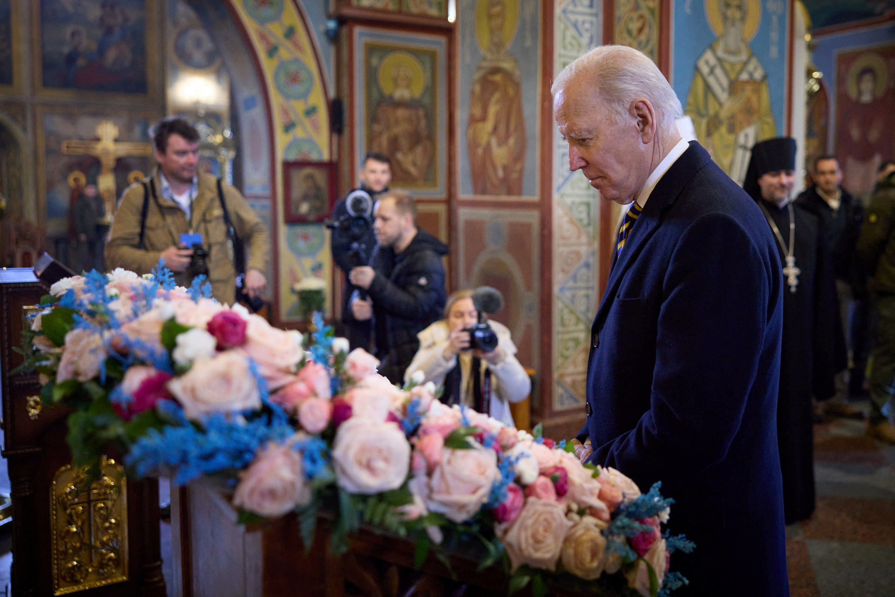 El presidente de los Estados Unidos, mira un icono ortodoxo dentro de la catedral de San Miguel.