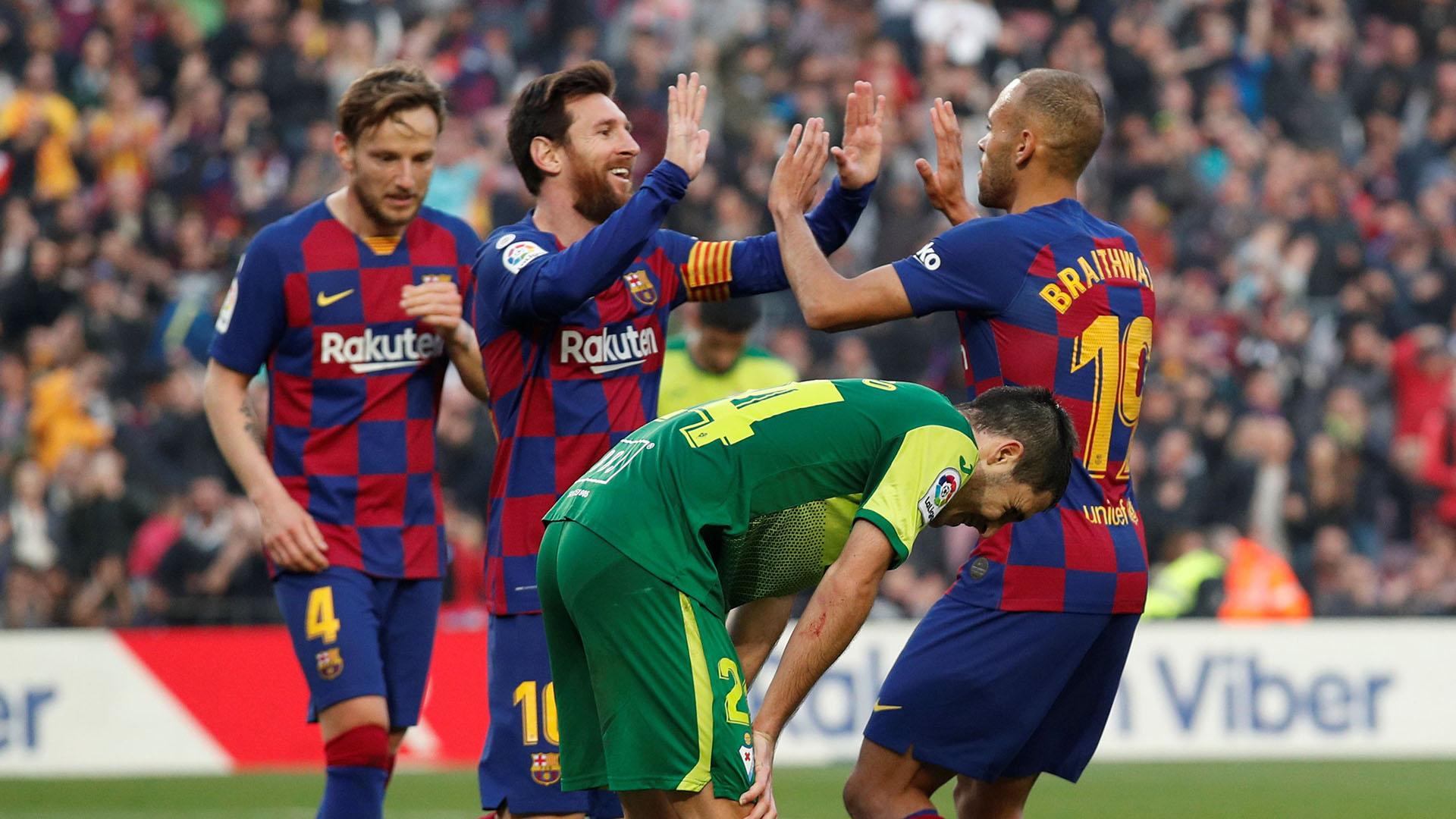 Messi celebra junto a Martin Braithwaite un gol del Barcelona frente al Eibar en febrero pasado (REUTERS/Albert Gea)