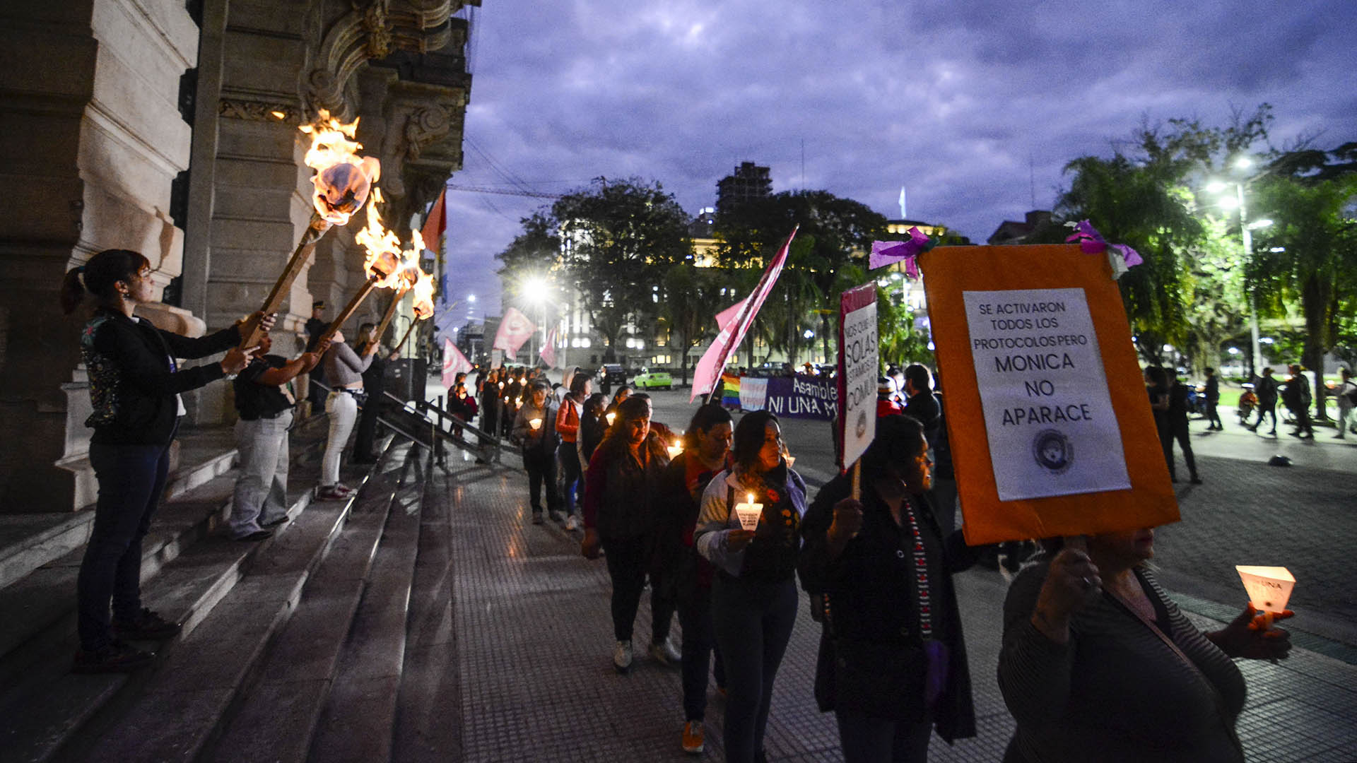 Familiares y amigos de Mónica Aquino marcharon hasta la Casa de Gobierno de Santa Fe para pedir justicia y la aparición con vida de la mujer de 29 años. (Télam)