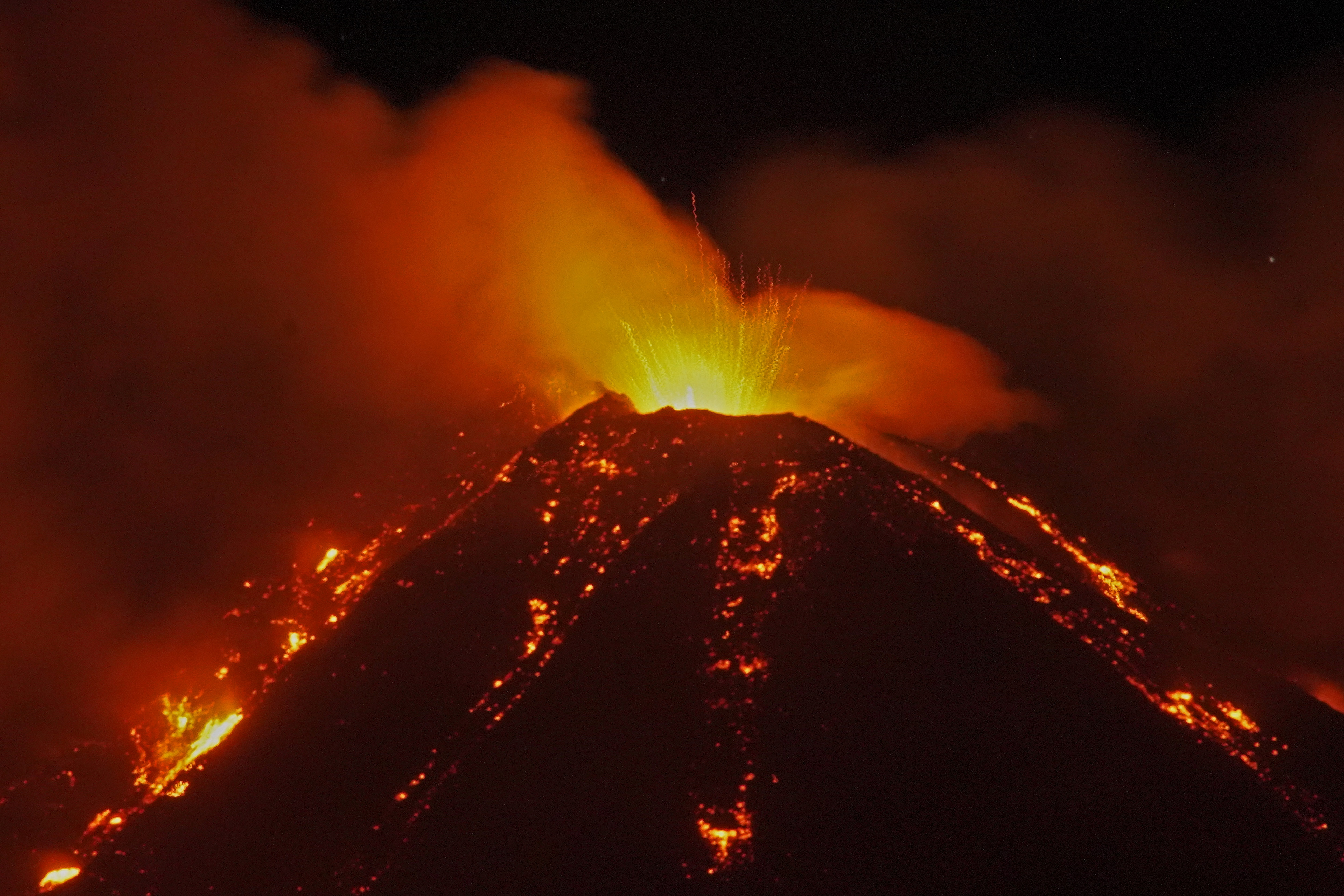 Con una espectacular erupción de lava y llamas, el volcán Etna ilumina el cielo nocturno de Italia (Foto Reuters/Antonio Parrinello)