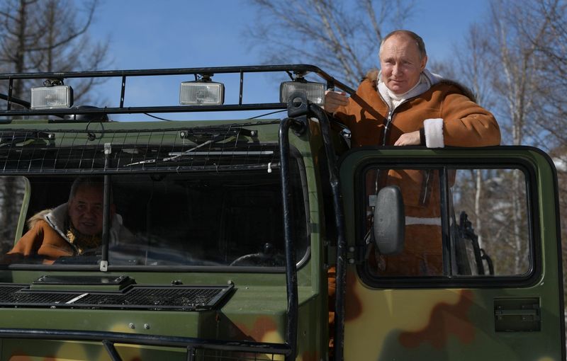 Vladimir Putin posa en un vehículo militar junto al ministro de Defensa, Sergei Shoigu (Sputnik/Alexei Druzhinin/Kremlin vía Reuters)