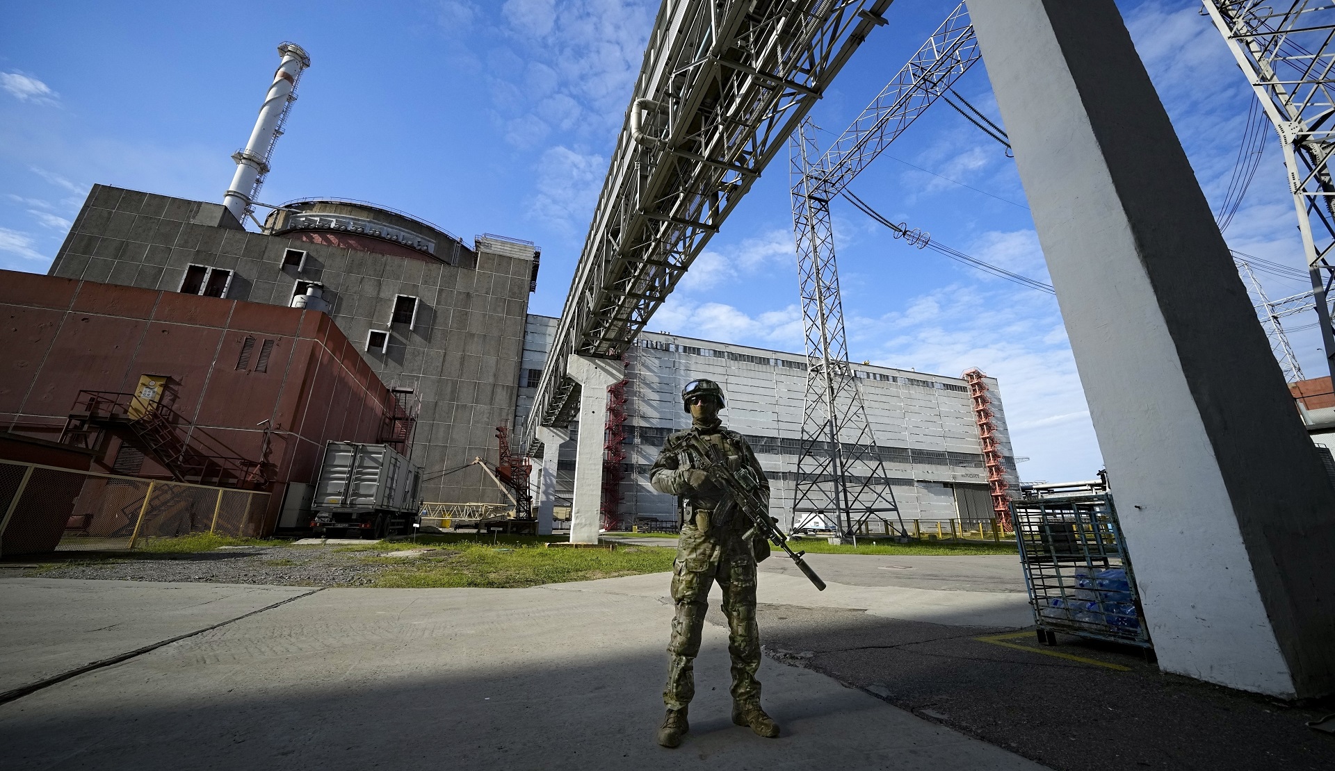 Un soldado ruso en la planta nuclear de Zaporizhzhia. (AP Photo, archivo)
