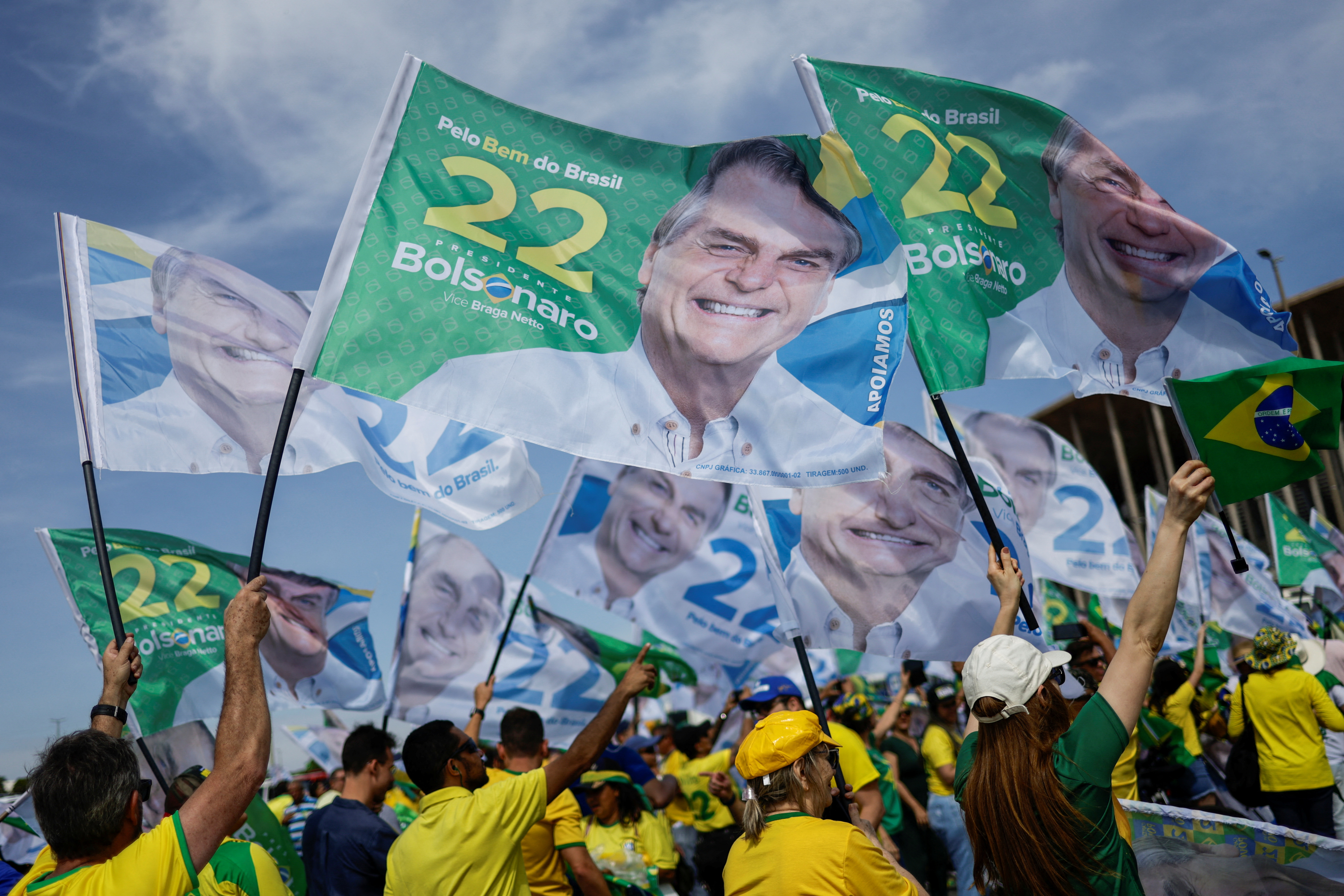 Bolsonaro llamó a sus simpatizantes a fiscalizar este domingo (REUTERS)