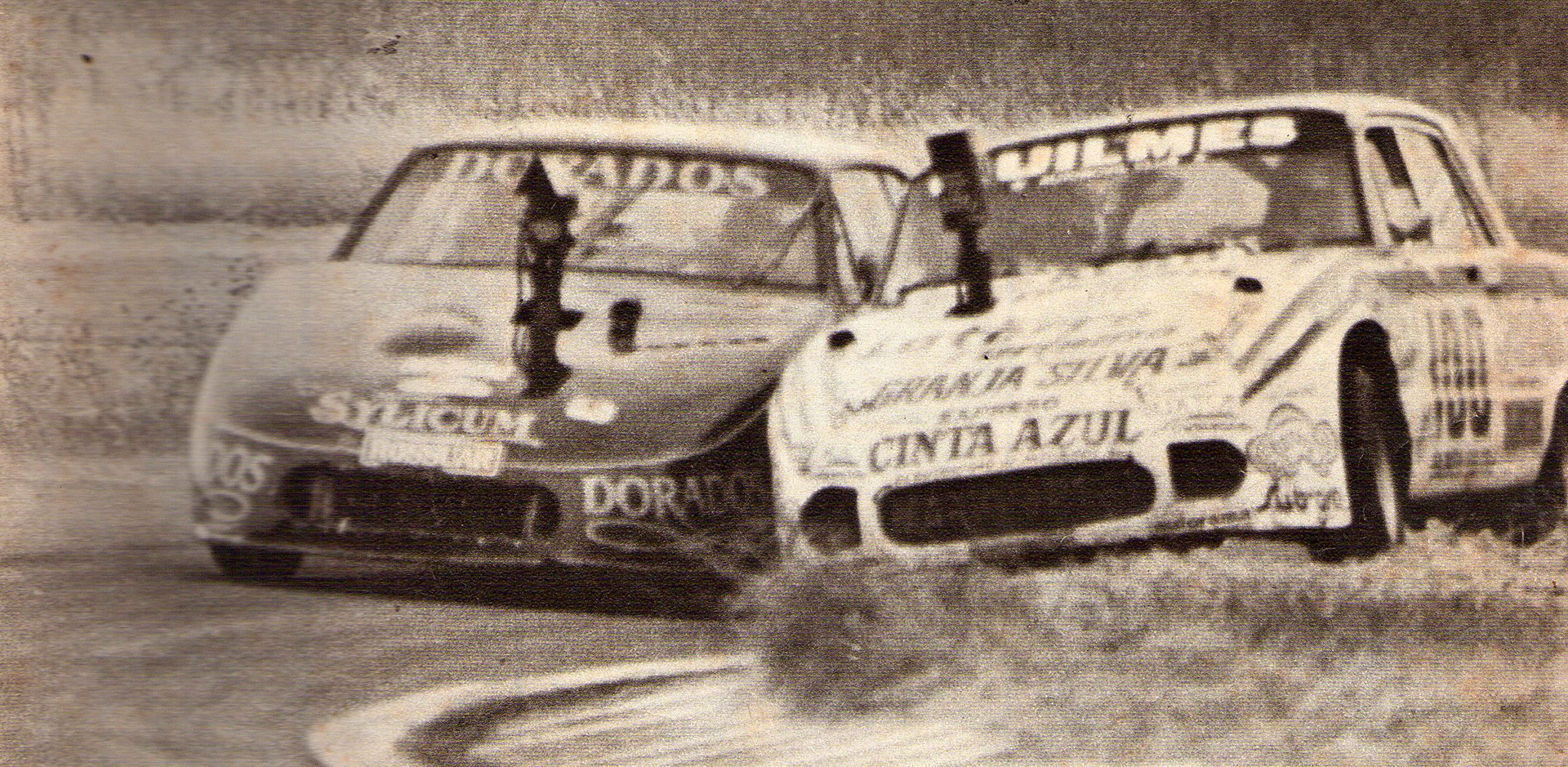 Histórica definición con Antonio Aventin en la última carrera del año corrida en el Autódromo de Buenos Aires. El Gaucho prevaleció en la Chicana de Ascari y ganó (Crédito: Archivo CORSA)
