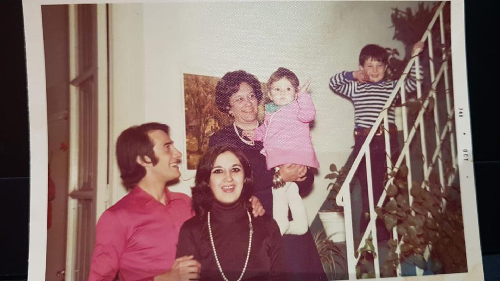 Cristina Pérez (1974) en brazos de la abuela Nelly y rodeada por su hermano Claudio y sus padres, María Cristina Navarro y José Antonio Pérez