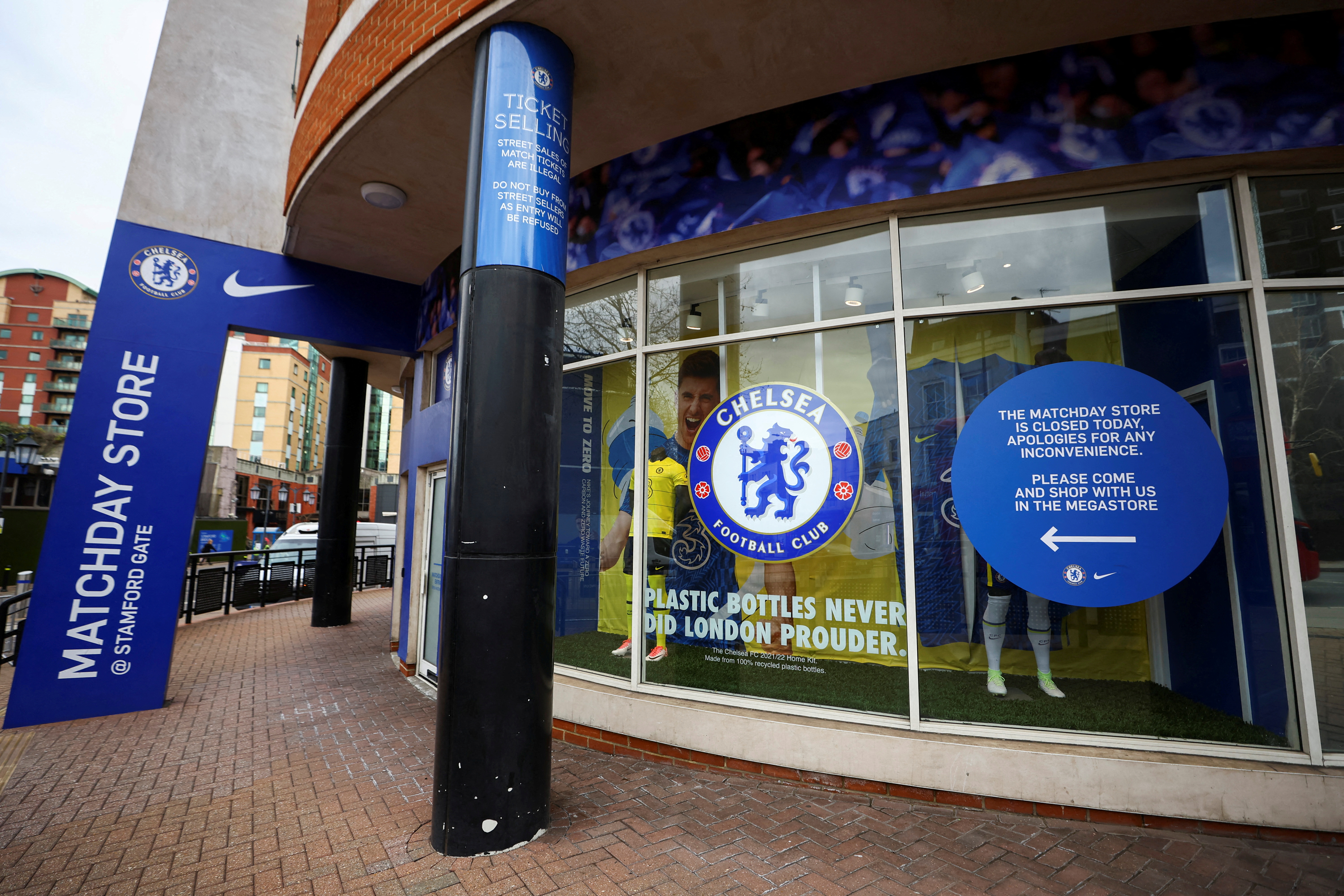 Por la sanción a Abramovich, la venta de indumentaria deportiva en las tiendas oficiales del Chelsea quedó bloqueada (Foto: REUTERS)