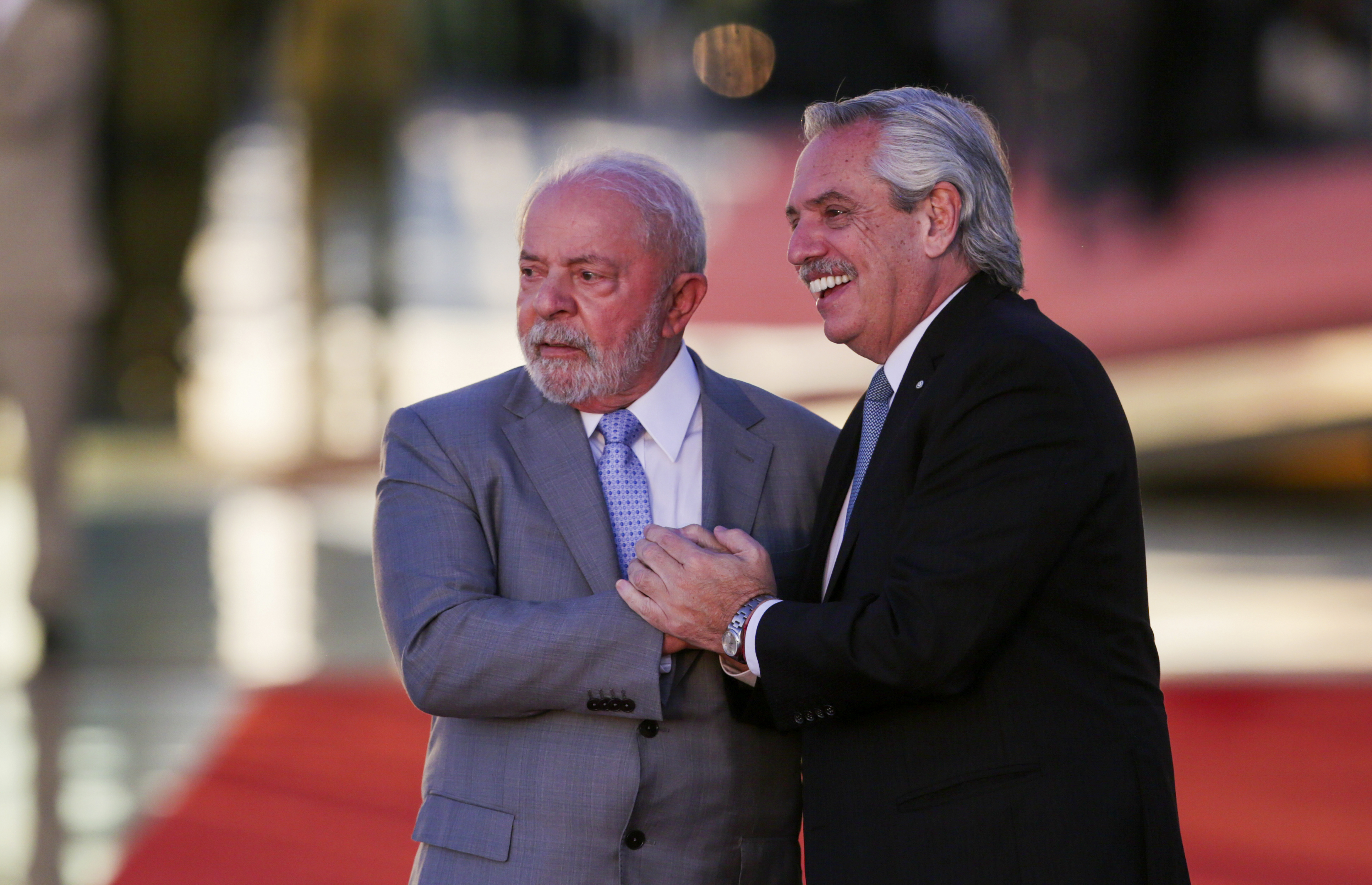 El presidente de Brasil Luiz Inácio Lula da Silva, a la izquierda, y su homólogo argentino Alberto Fernández, posan para los fotógrafos en el Palacio de Alvorada, el martes 2 de mayo de 2023, en Brasilia. (AP Foto/Gustavo Moreno)