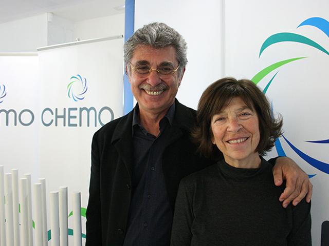 Hugo Sigman y Silvia Gold juntos y con mas de 40 años de matrimonio fundaron el Grupo Insud e Insud Pharma. Aquí en una de sus plantas CHEMO que tienen en España. Actualmente viven en España.
