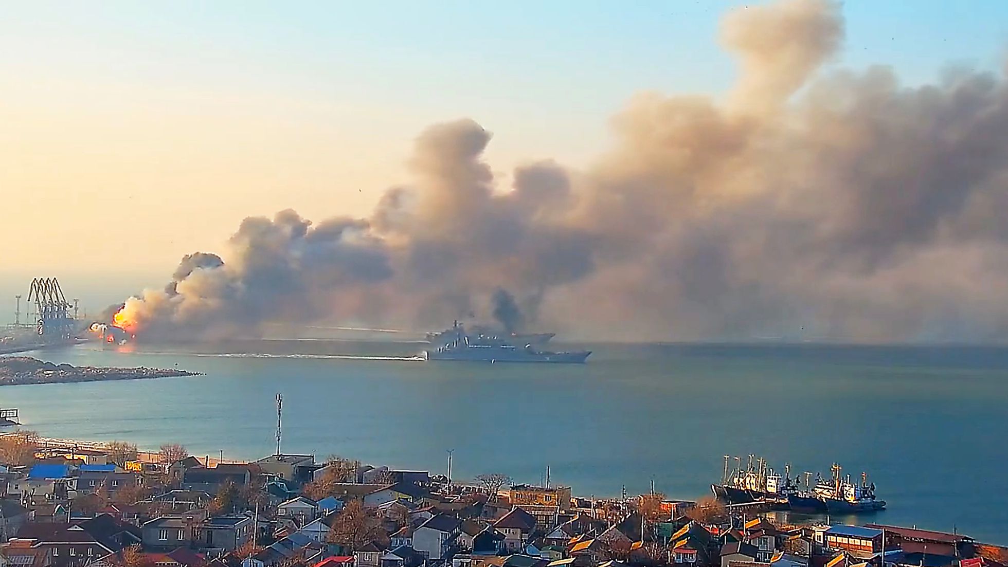 Bombardeo en la zona portuaria de Berdiansk, en el Mar Negro. Por allí sale la producción agrícola ucraniana que ahora está bloqueda por la flota rusa del Mar Negro. (Reuters)