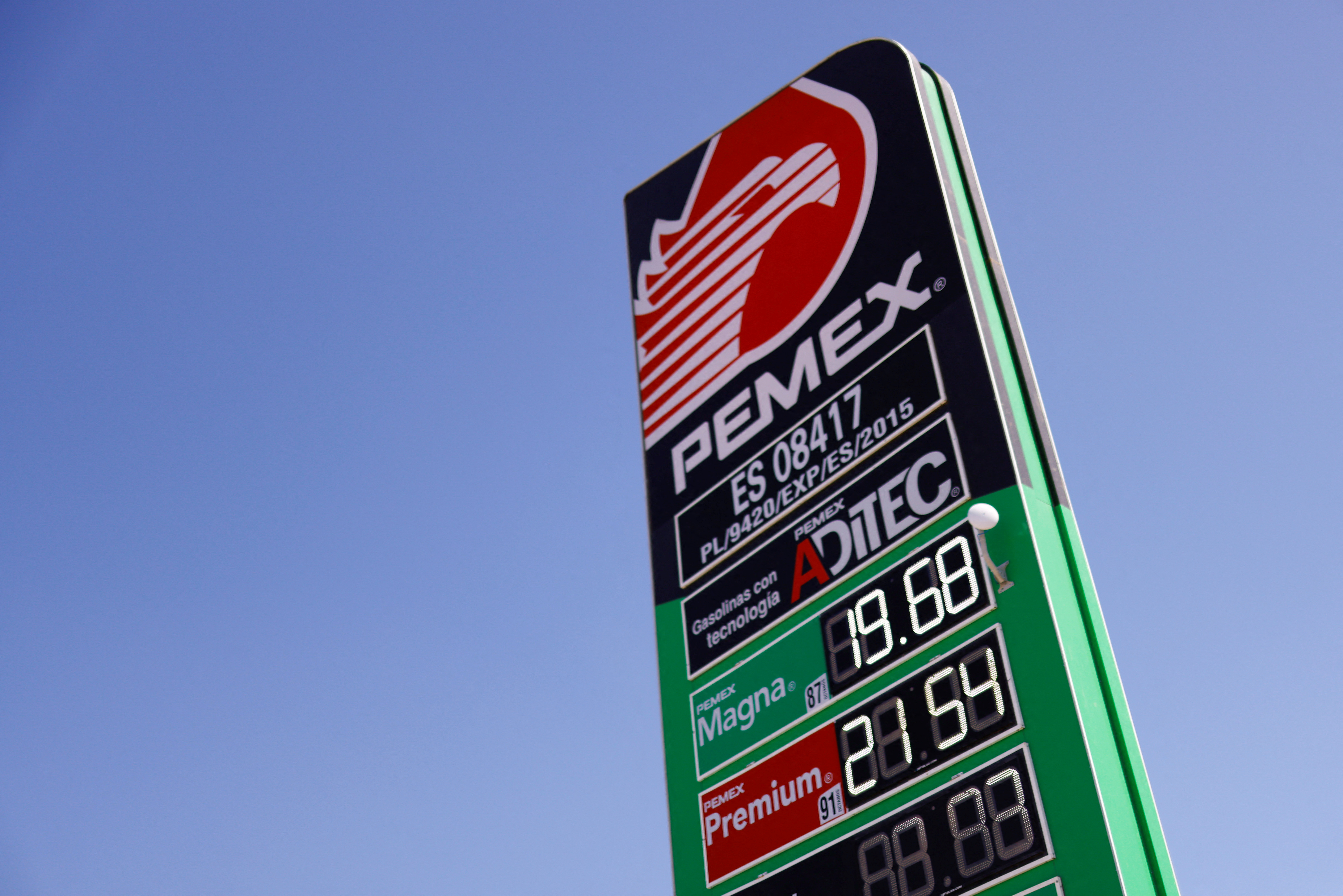 A poster of the state company Petróleos Mexicanos (PEMEX) shows the prices of gasoline at a CD service station.  Juarez (Photo: Reuters)