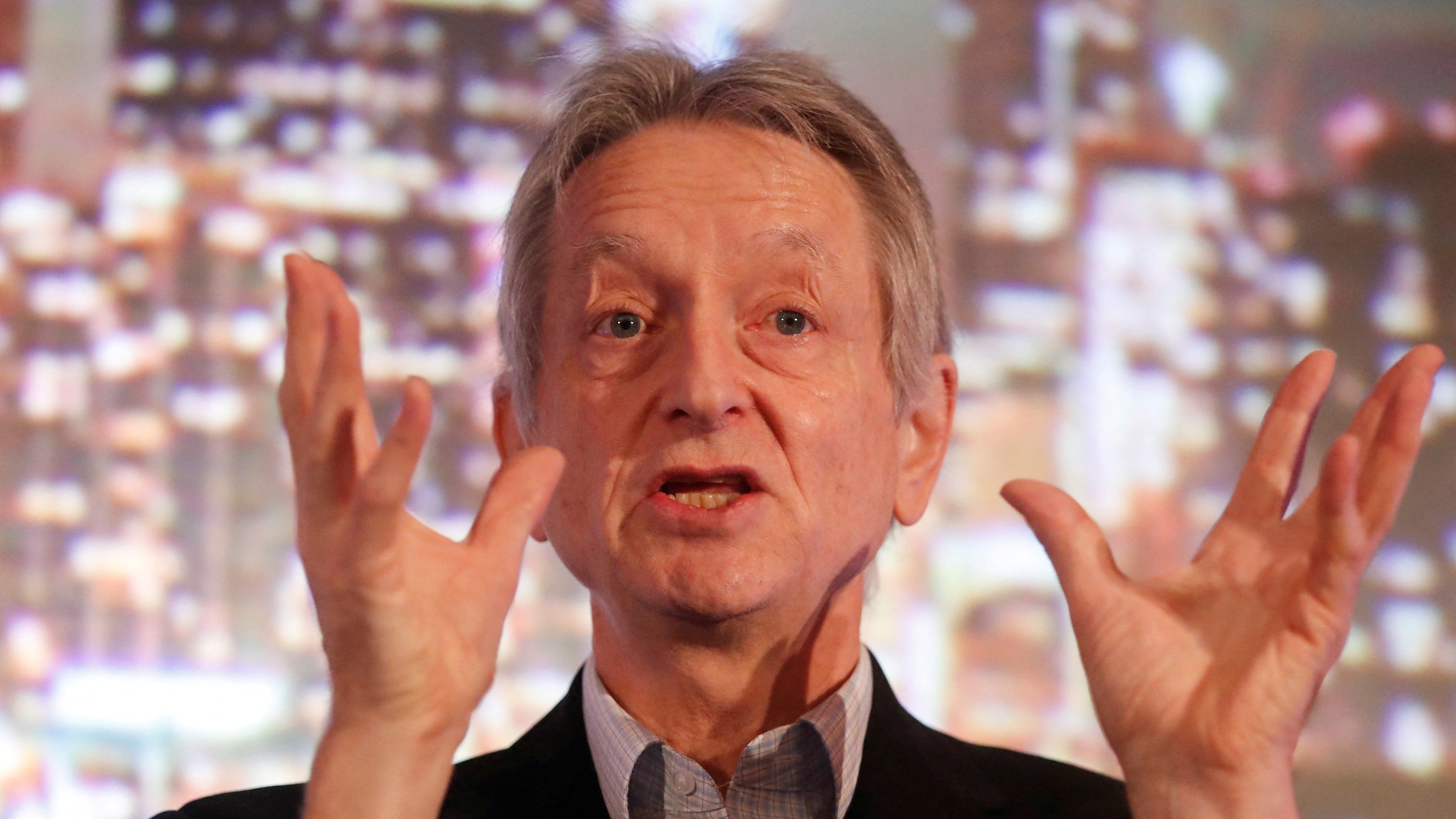 FOTO ARCHIVO: El pionero de la inteligencia artificial Geoffrey Hinton habla en la Cumbre Financiera y de Riesgo de Thomson Reuters en Toronto, 4 de diciembre de 2017 (Reuters)