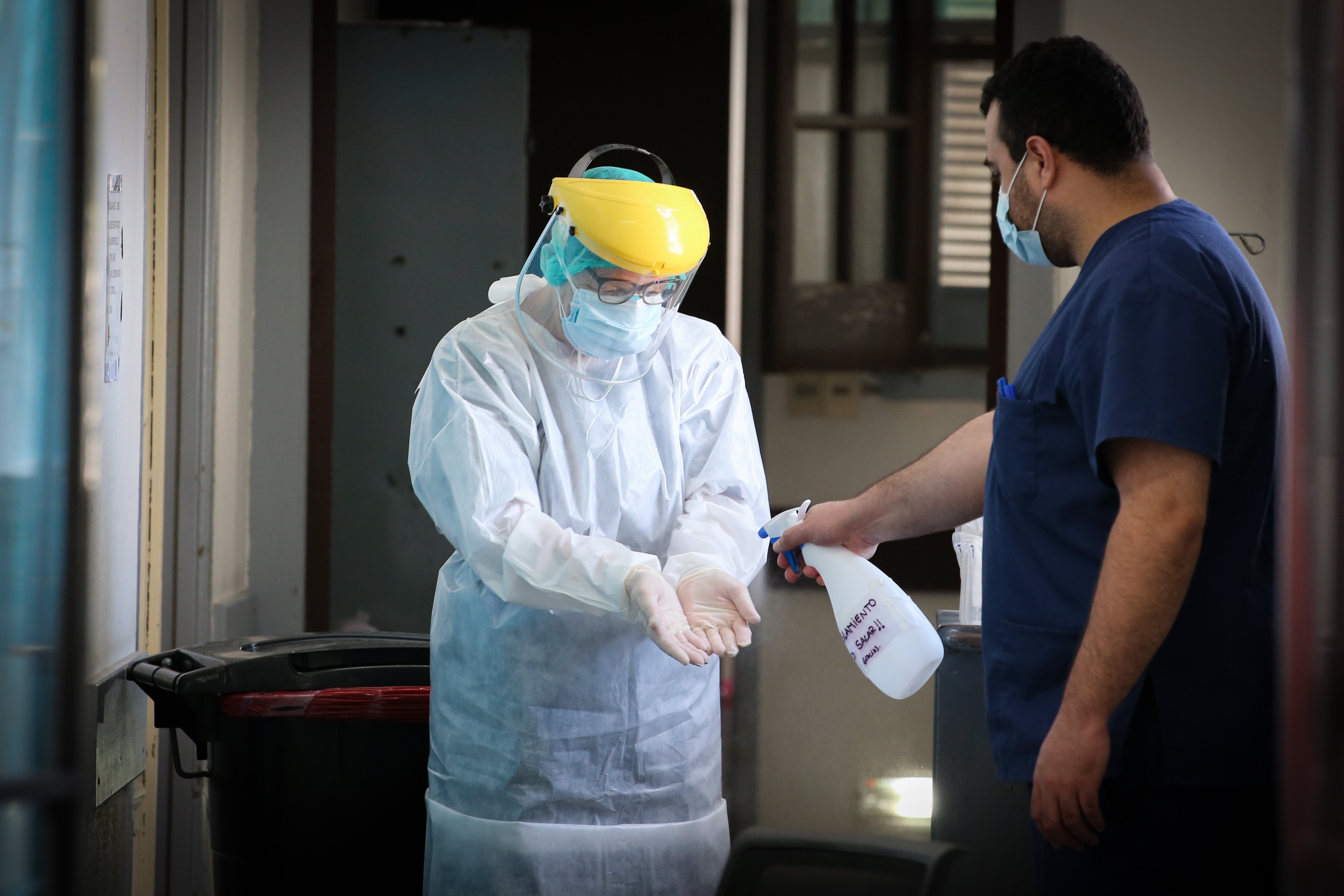 Una enfermera desinfecta sus manos en el área de Cuidados Intermedios del Hospital Público de Rivera, en Rivera (Uruguay), en una fotografía de archivo. EFE/ Raúl Martínez
