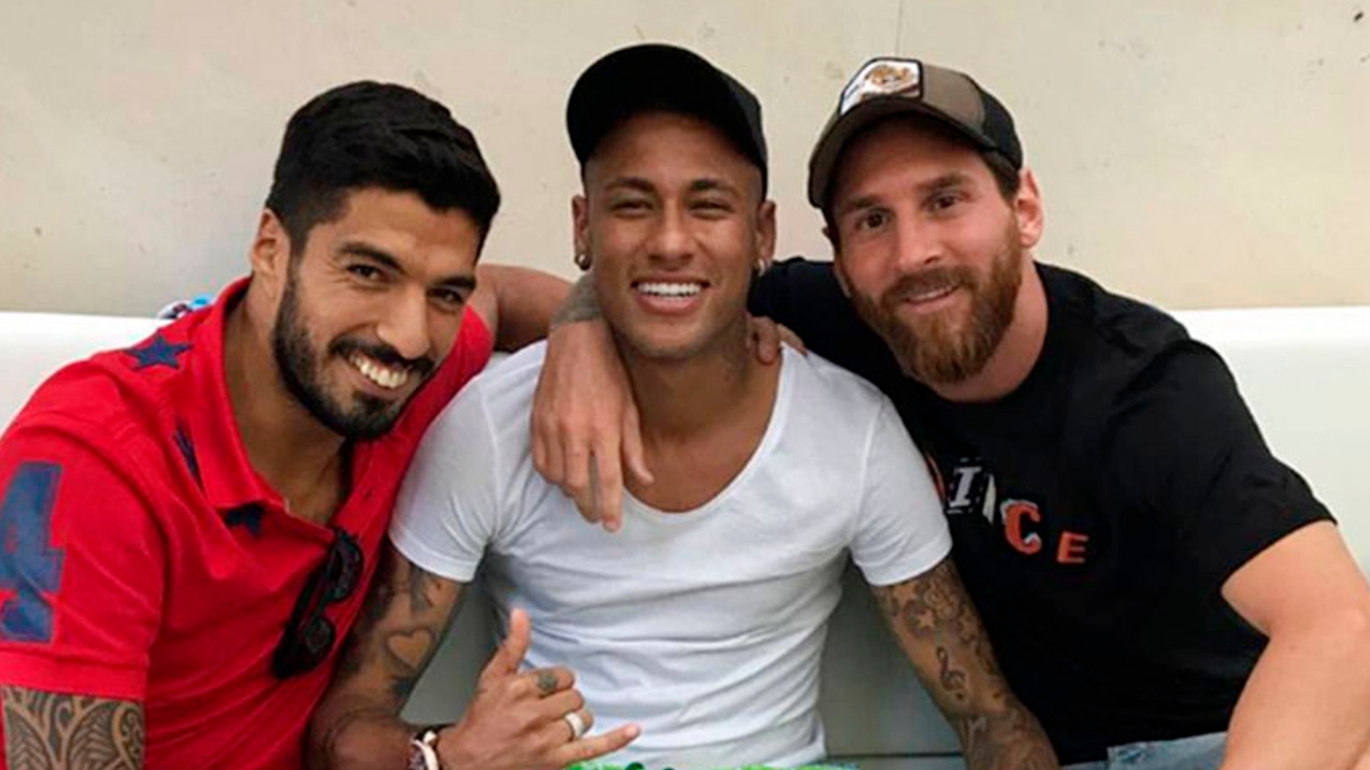 Luis Suarez, Neymar y Lionel Messi se hicieron buenos amigos en el Barcelona (Foto NA)