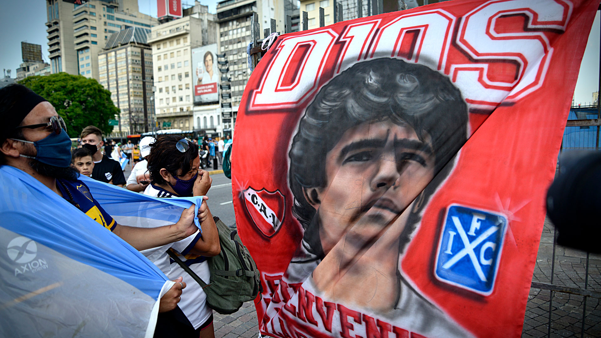 Un hincha de Independiente recuerda al astro. Diego tenía simpatía por el Rojo y Bochini fue su ídolo (Gustavo Gavotti)