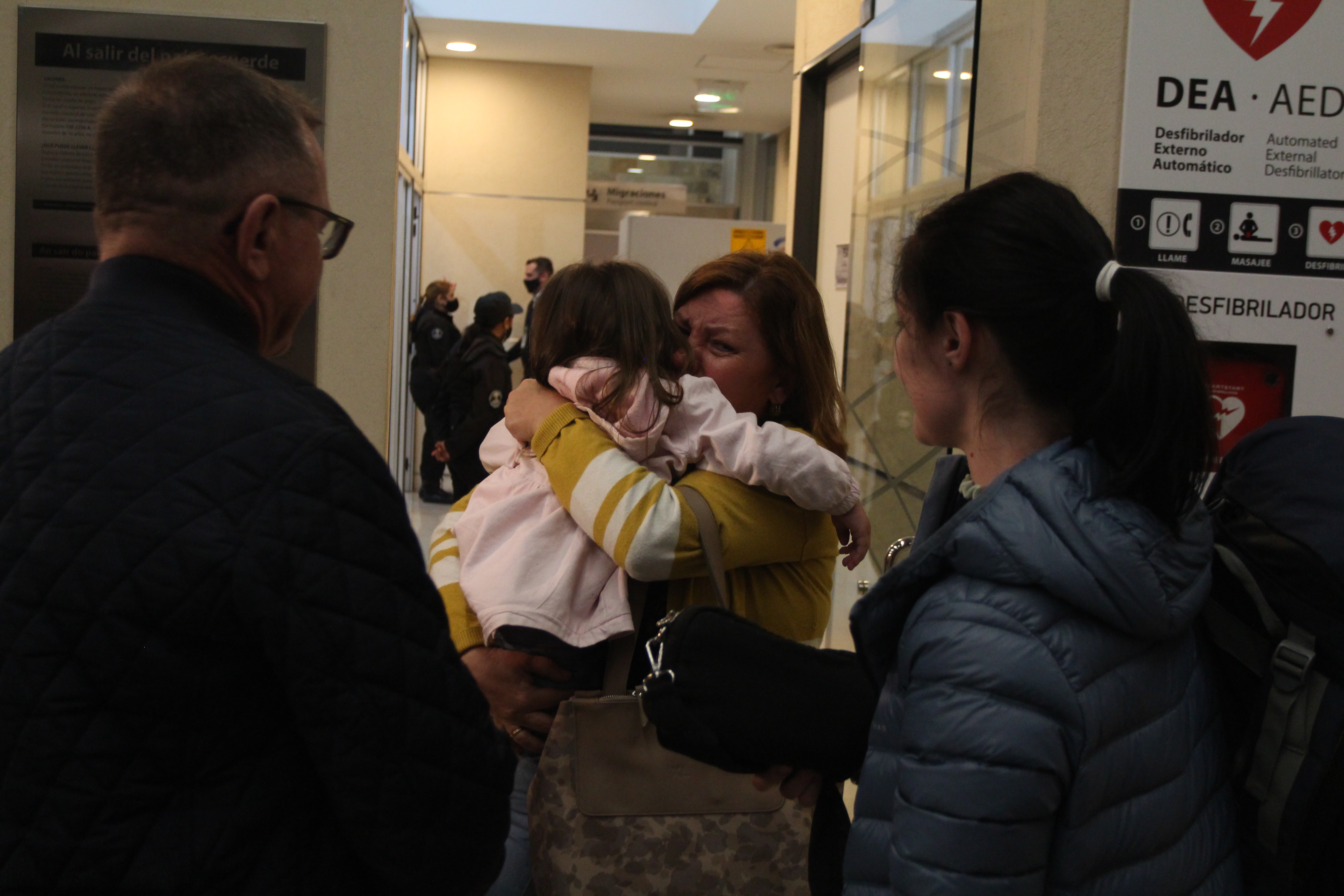 Tatyana, tía de Alina, recibe a su sobrina y sus hijas. No las veía hace dos años
