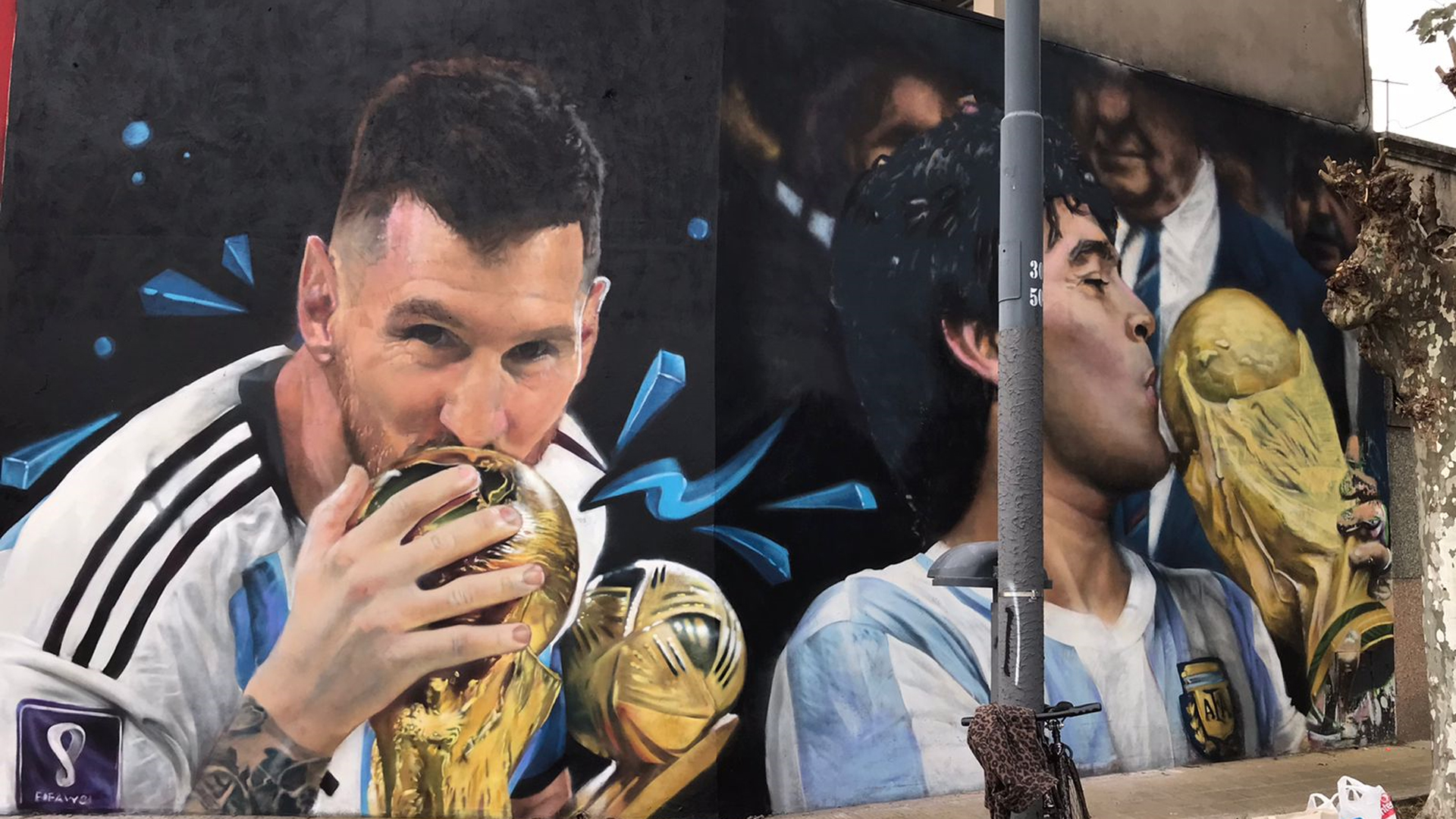 “Esquina Messi y Maradona”: la historia del talentoso artista que unió a los ídolos en un mural por una promesa