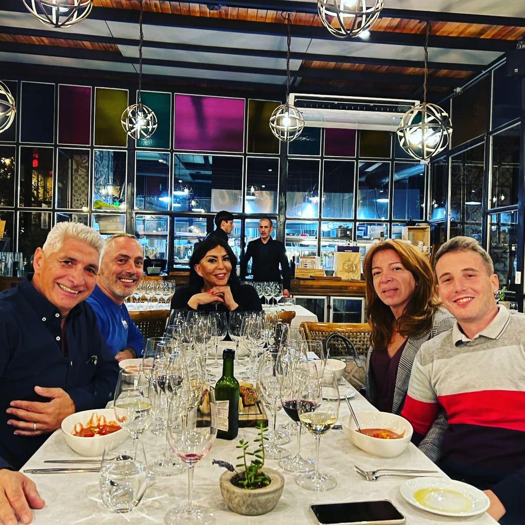 Lizy Tagliani and Sebastián Nebot with friends at a restaurant in Mendoza