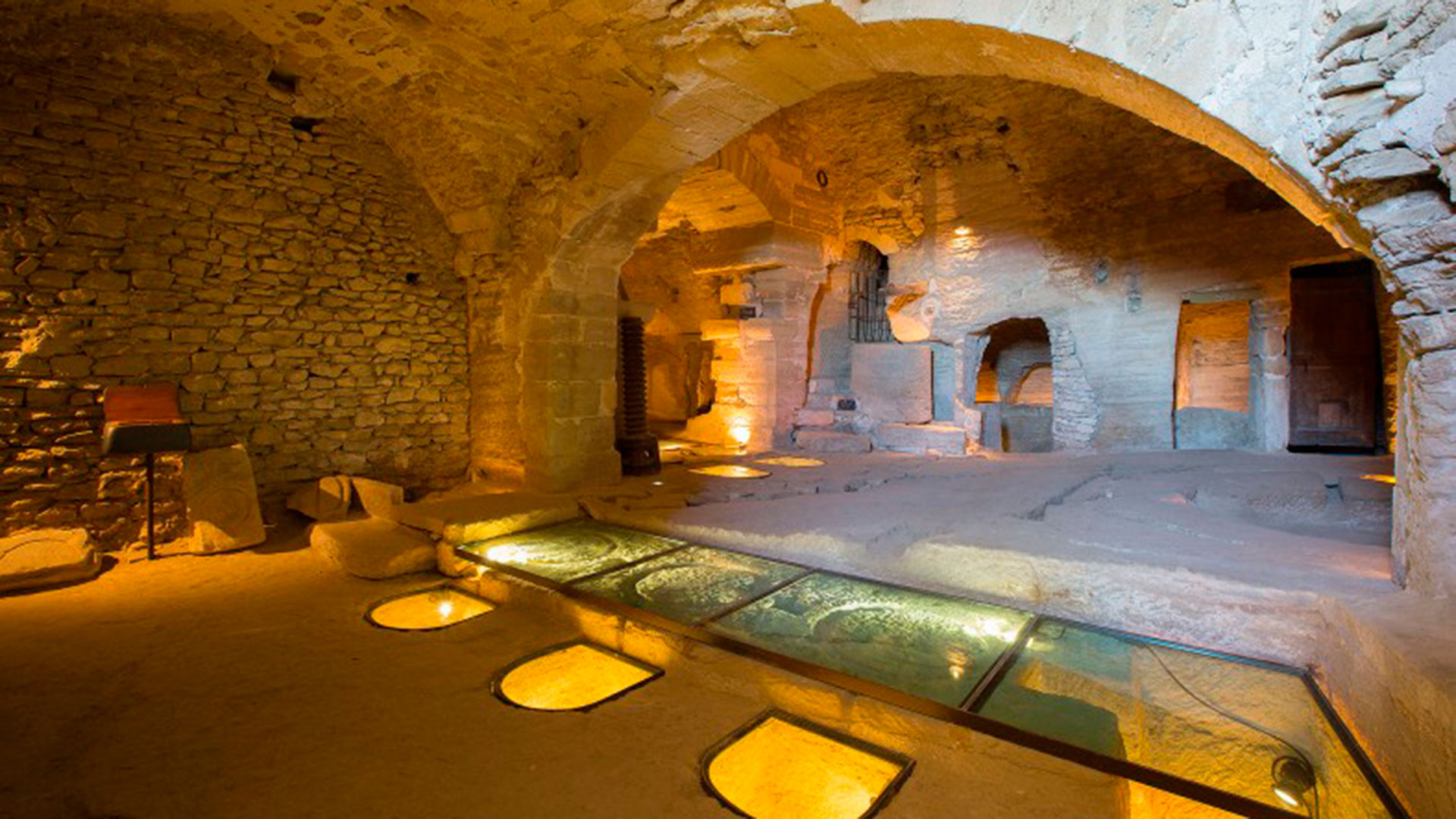Sumido en un escenario medieval, como una especie de recreación de un capítulo clave de Tha Games of Thrones  (Municipio de Gordes)
