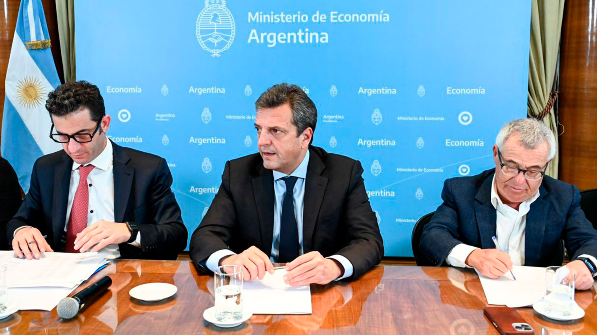 El ministro de Economía, Sergio Massa, el secretario de Comercio, Matías Tombolini, y el titular de la Cámara de Indumentaria, Claudio Drescher