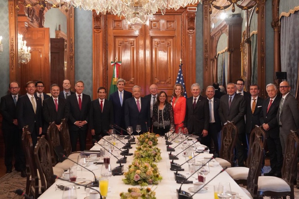 AMLO y John Kerry junto a la comitivita completa, integrada por empresarios (Foto: usembassy)