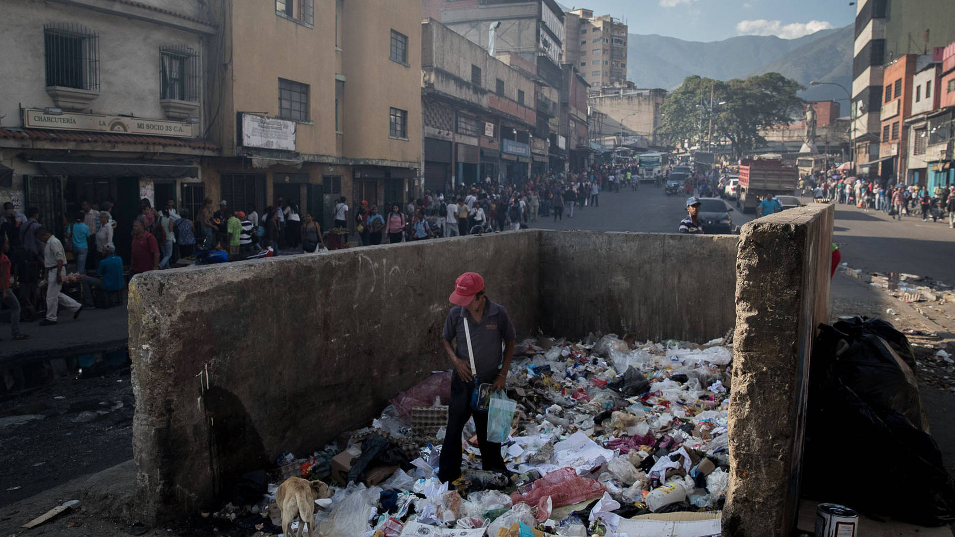 En 2017 se agravó la crisis económica en Venezuela, lo que llevó a algunas personas a rebuscar entre la basura para conseguir algo que comer.  (FOTO: Wall Street Journal)