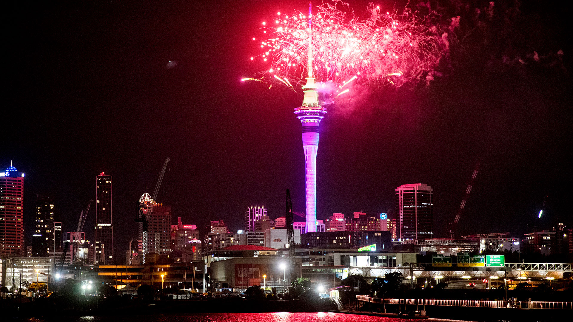 Los fuegos artificiales explotan sobre la Sky Tower en el centro de Auckland cuando comienzan las celebraciones de Año Nuevo en Nueva Zelanda