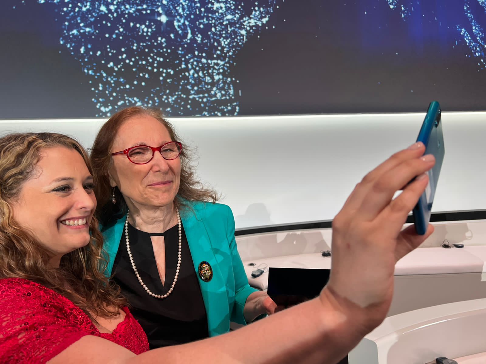 Selfie en la gala de Laureadas, en la sala central del edificio Unesco en París: el lauro a Alicia Dickenstein corresponde a la categoría Laureadas del año 2021 y el de Cayrol, más fresquito, pertenece a la categoría de los talentos emergentes, Rising Talent 2022. 