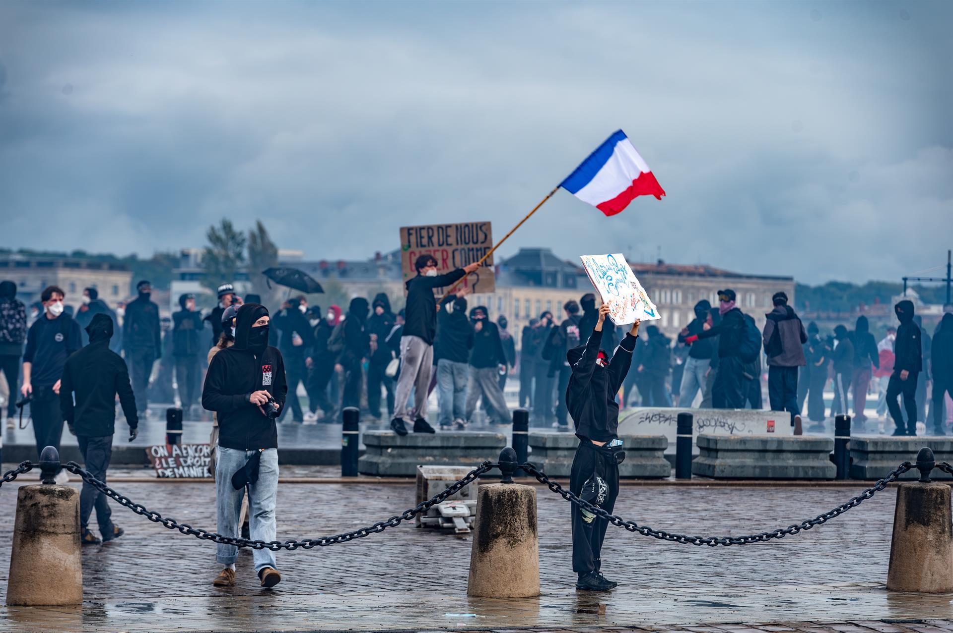 Más de 1.300 personas fueron detenidas en Francia durante las violentas protestas del sábado