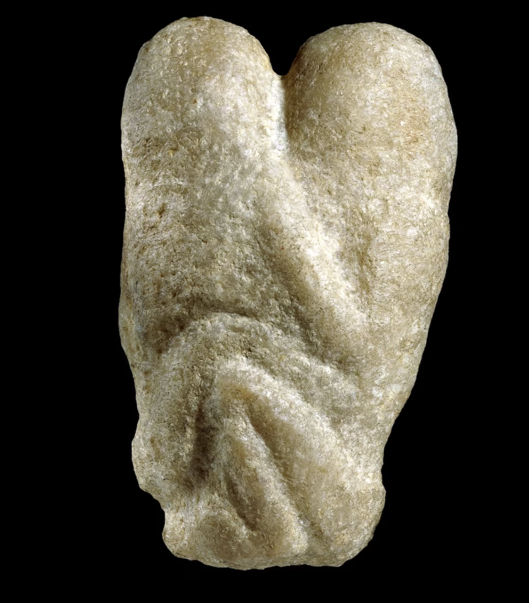 Representación de humanos besándose en escultura de 11.000 años conocida como "Amantes de Ain Sakhri", encontrada en un sistema de cuevas cerca de Belén (Museo Británico)