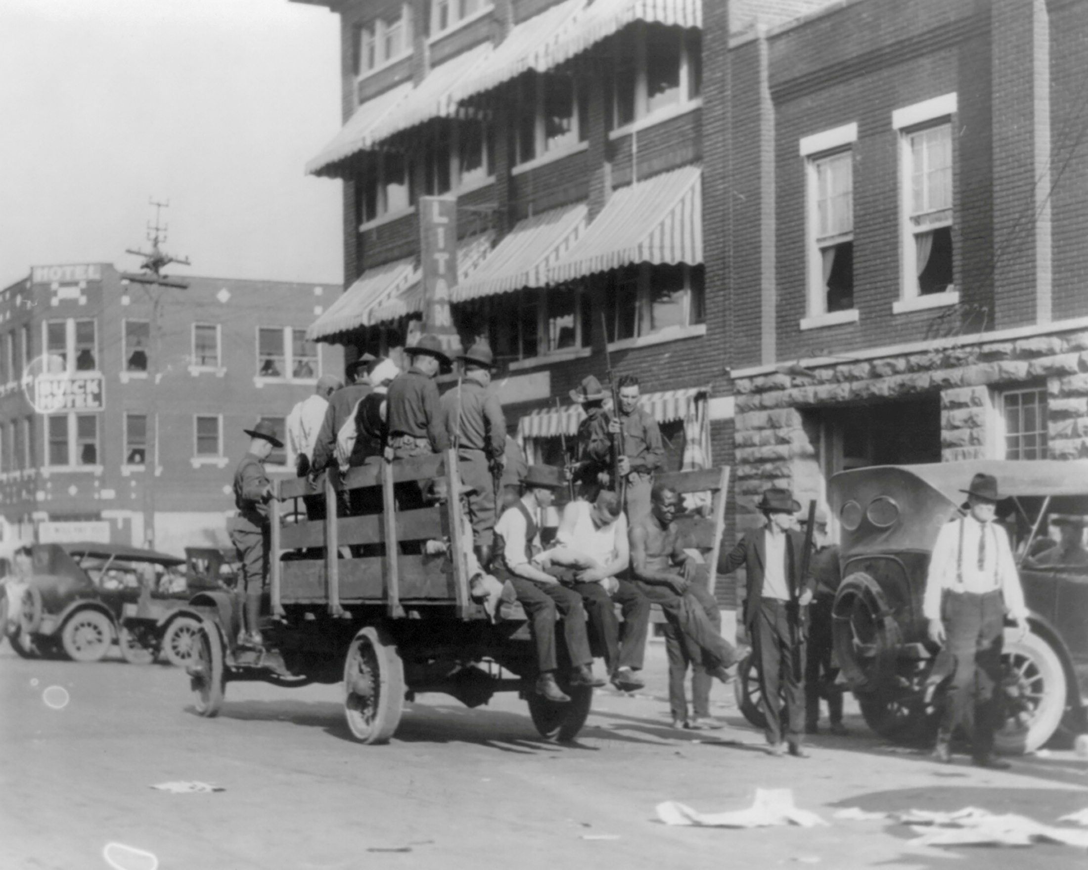 Un camión transporta soldados y ciudadanos afroamericanos cerca del Hotel Litan tras la masacre racial en Tulsa (Library of Congress/Handout via REUTERS)