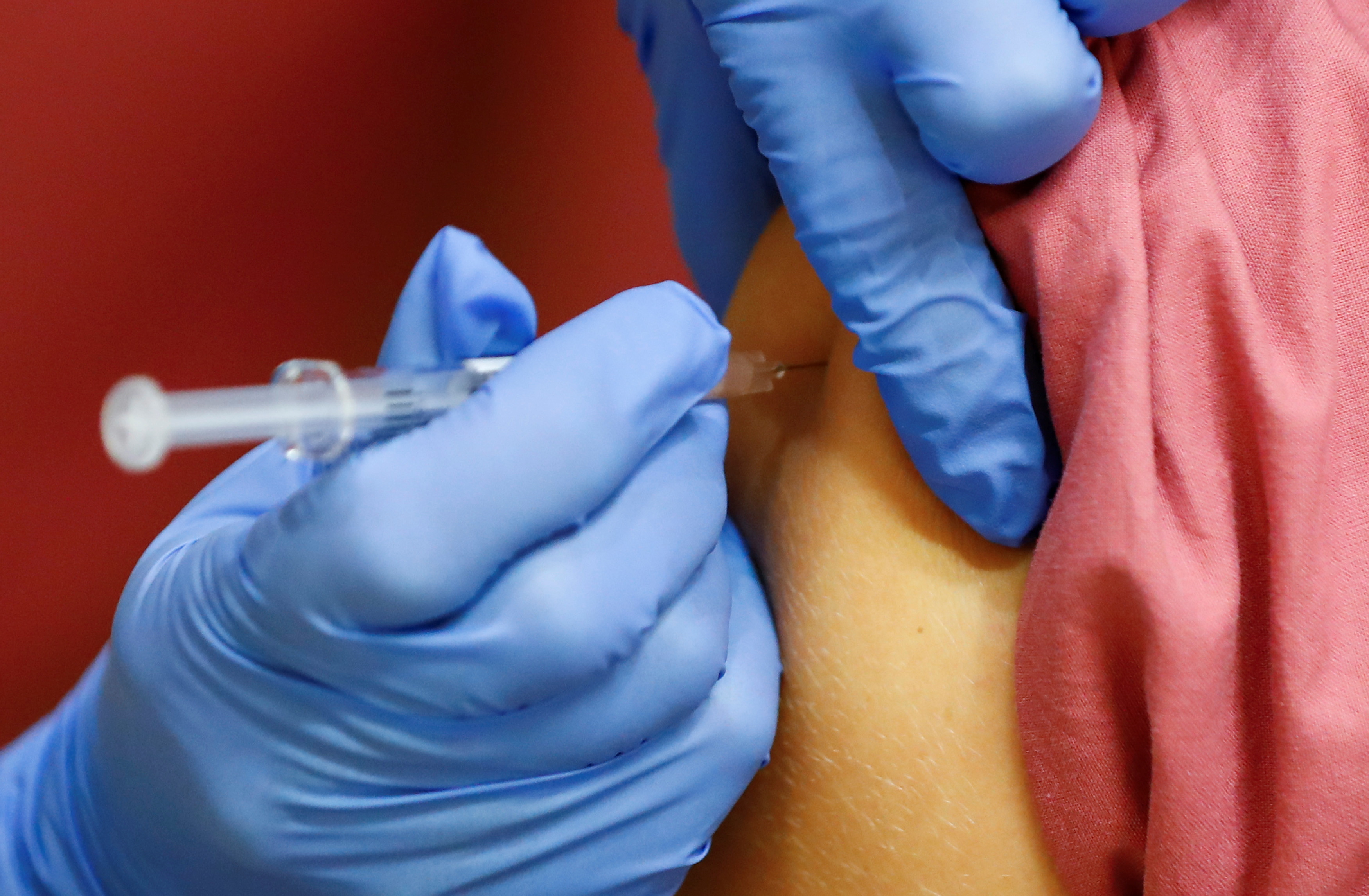Actualmente hay dos vacunas en desarrollo para prevenir el virus en embarazadas (REUTERS/Fabrizio Bensch)